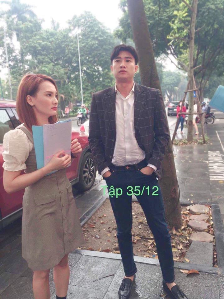 Đây là cảnh quay giữa cô và bạn diễn Quốc Trường trong một buổi sáng mưa ở Hà Nội. Cô kể cả hai đến bối cảnh quay từ rất sớm để quay toàn bộ những cảnh ở trong ô tô của phim. 