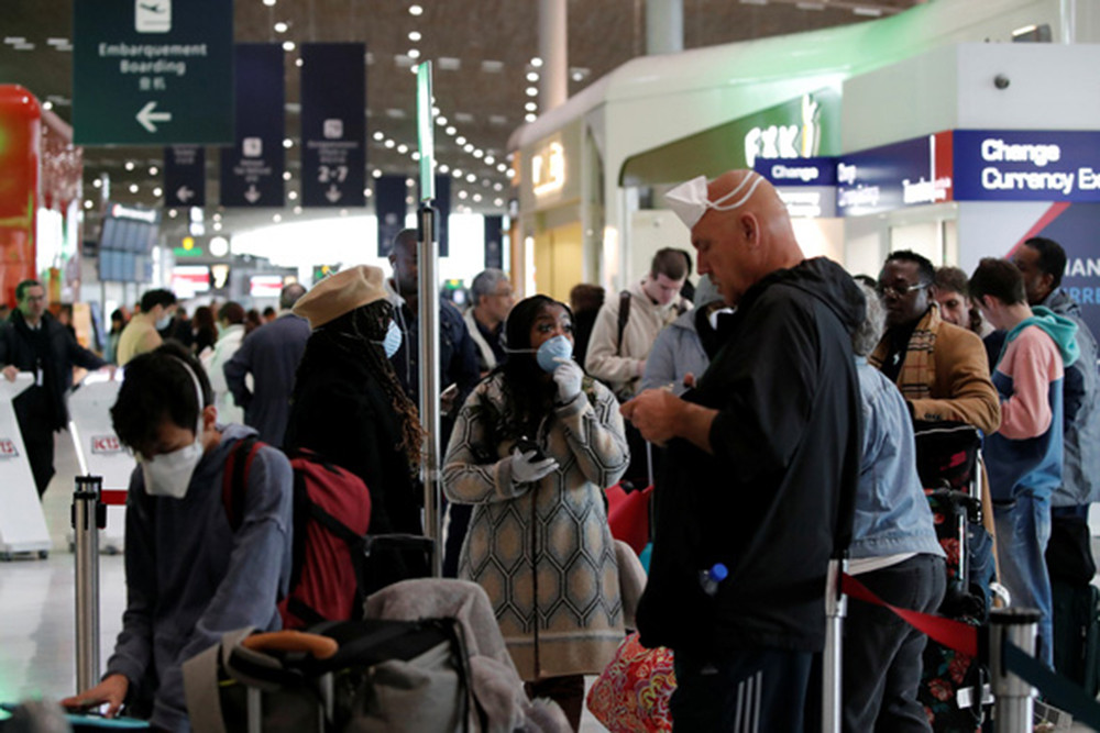 Du khách xếp hàng trước quầy vé của hãng Delta Air Lines tại sân bay Roissy Charles de Gaulle, Paris, Pháp. Ảnh: Reuters