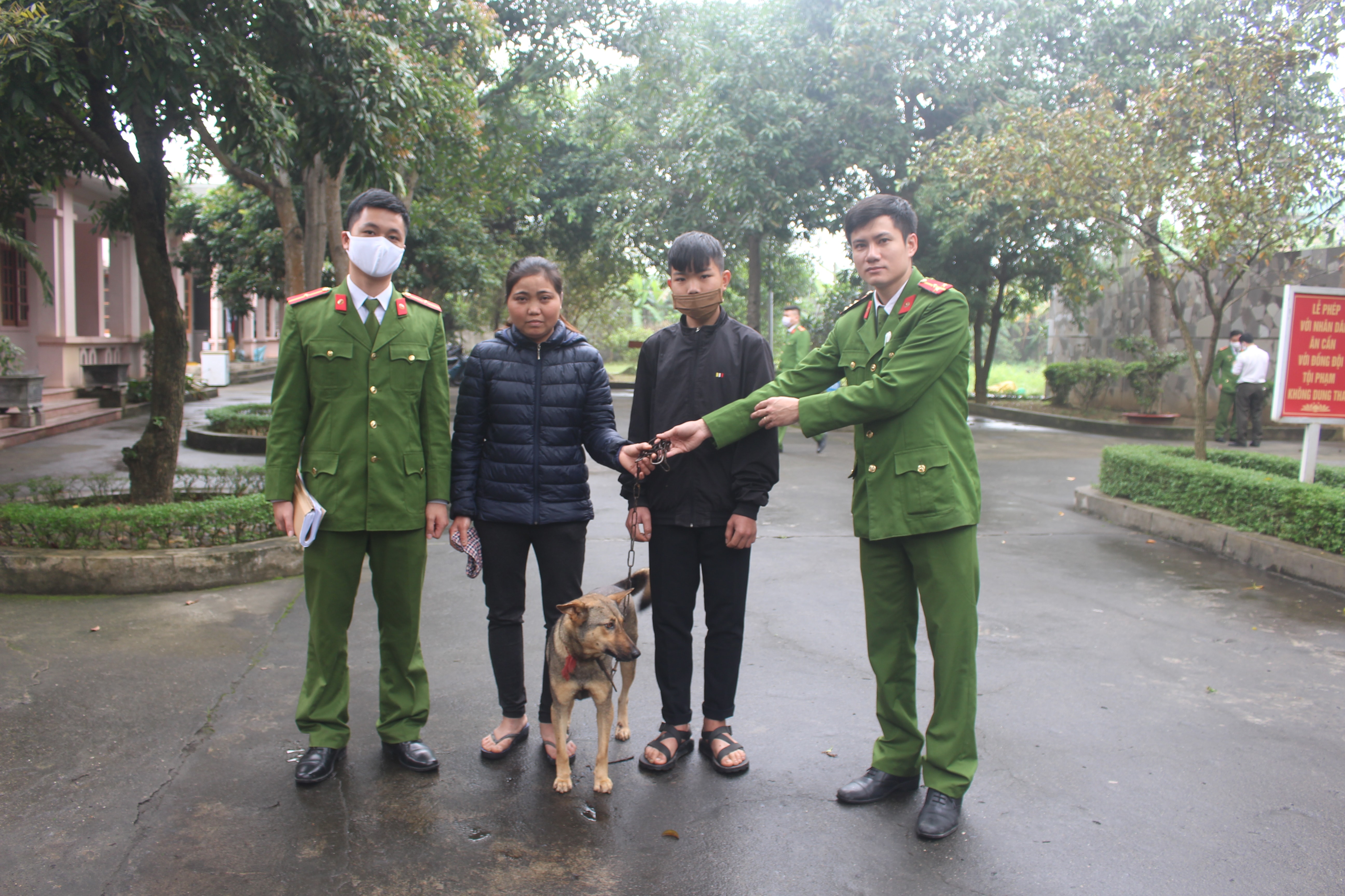 Một gia đình bị hại ở xã Nghi Lâm, Nghi Lộc nhận lại vật nuôi vừa bị mất trộm. Ảnh: Nhật Tuấn