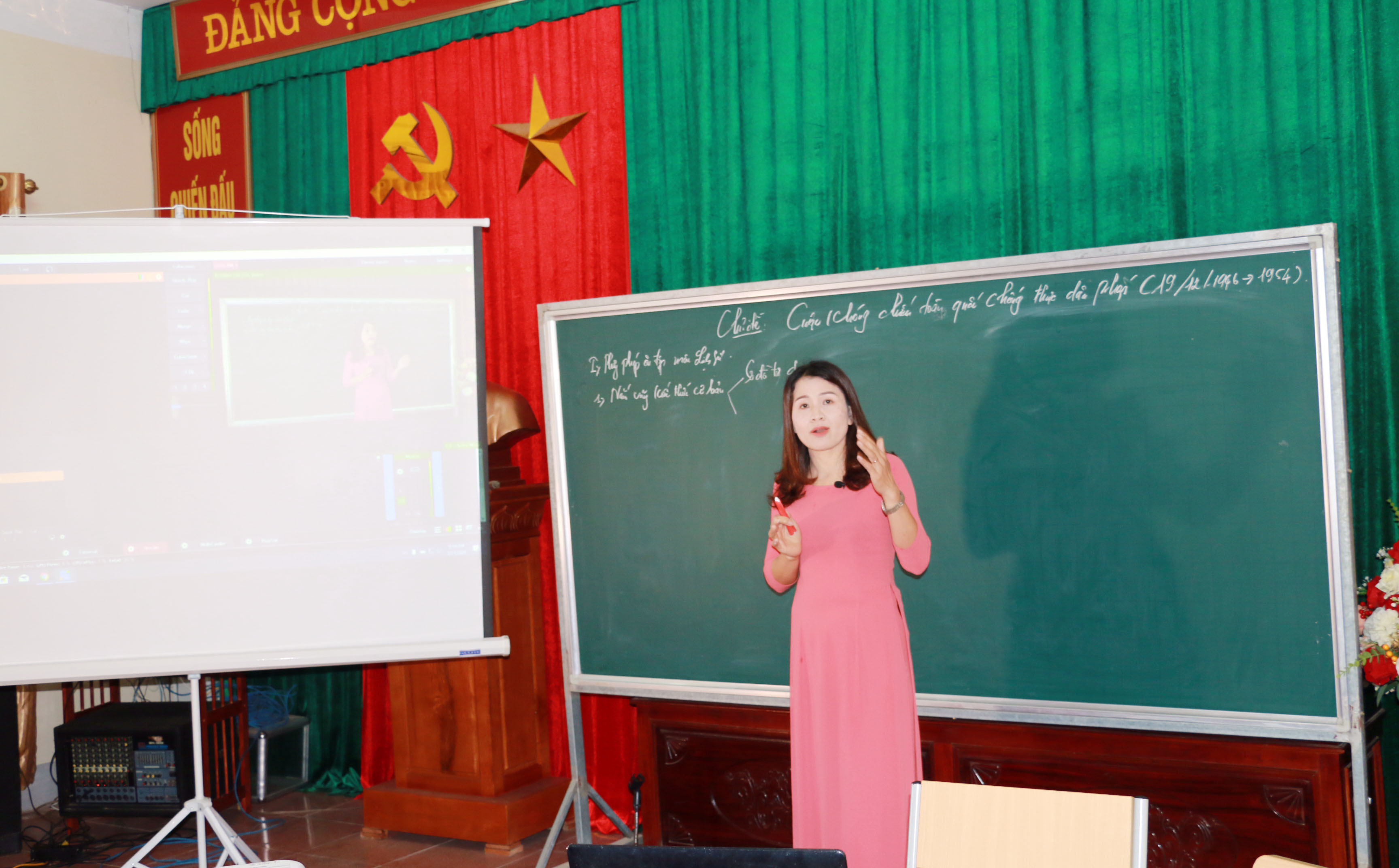 Tiết dạy trực tuyến của giáo viên Trường THPT Kim Liên (Nam Đàn). Ảnh: Mỹ Hà
