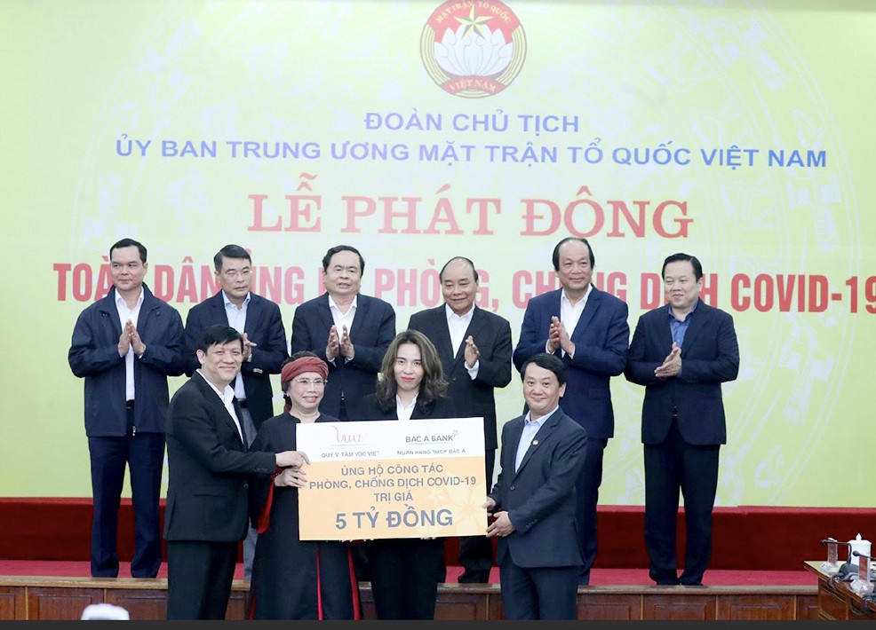 Bà Thái Hương, Phó Chủ tịch HĐQT, Tổng Giám đốc Ngân hàng TMCP Bắc Á và bà Trần Như Trang – Giám đốc Quỹ vì Tầm Vóc Việt đã trực tiếp trao tặng 5 tỷ đồng tới đại diện Mặt trận Tổ quốc Việt Nam và Bộ Y tế.Ảnh: P.V