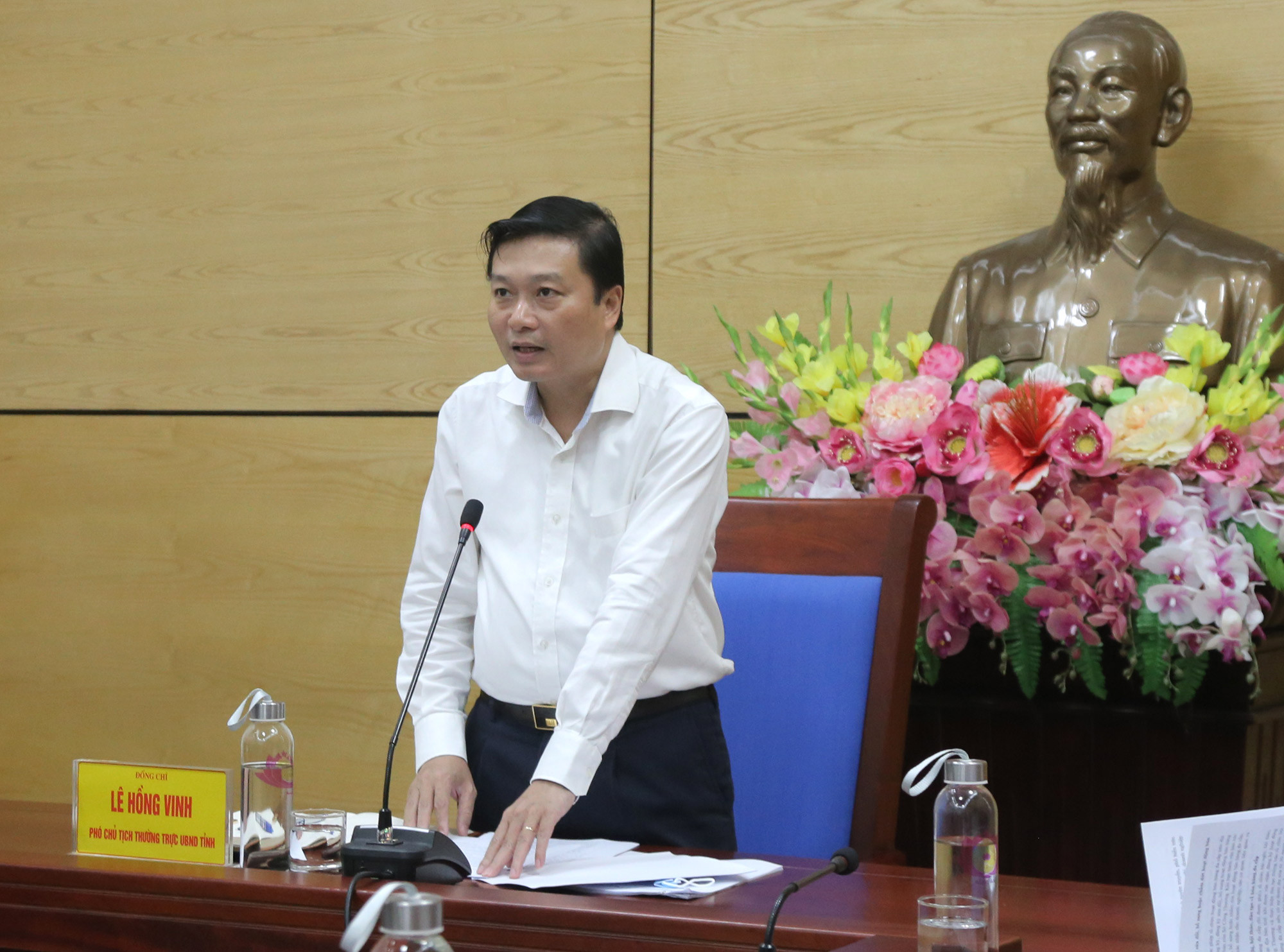 Phó chủ tịch UBND tỉnh Lê Hồng Vinh phát biểu tại cuộc họp. Ảnh: Việt Phương
