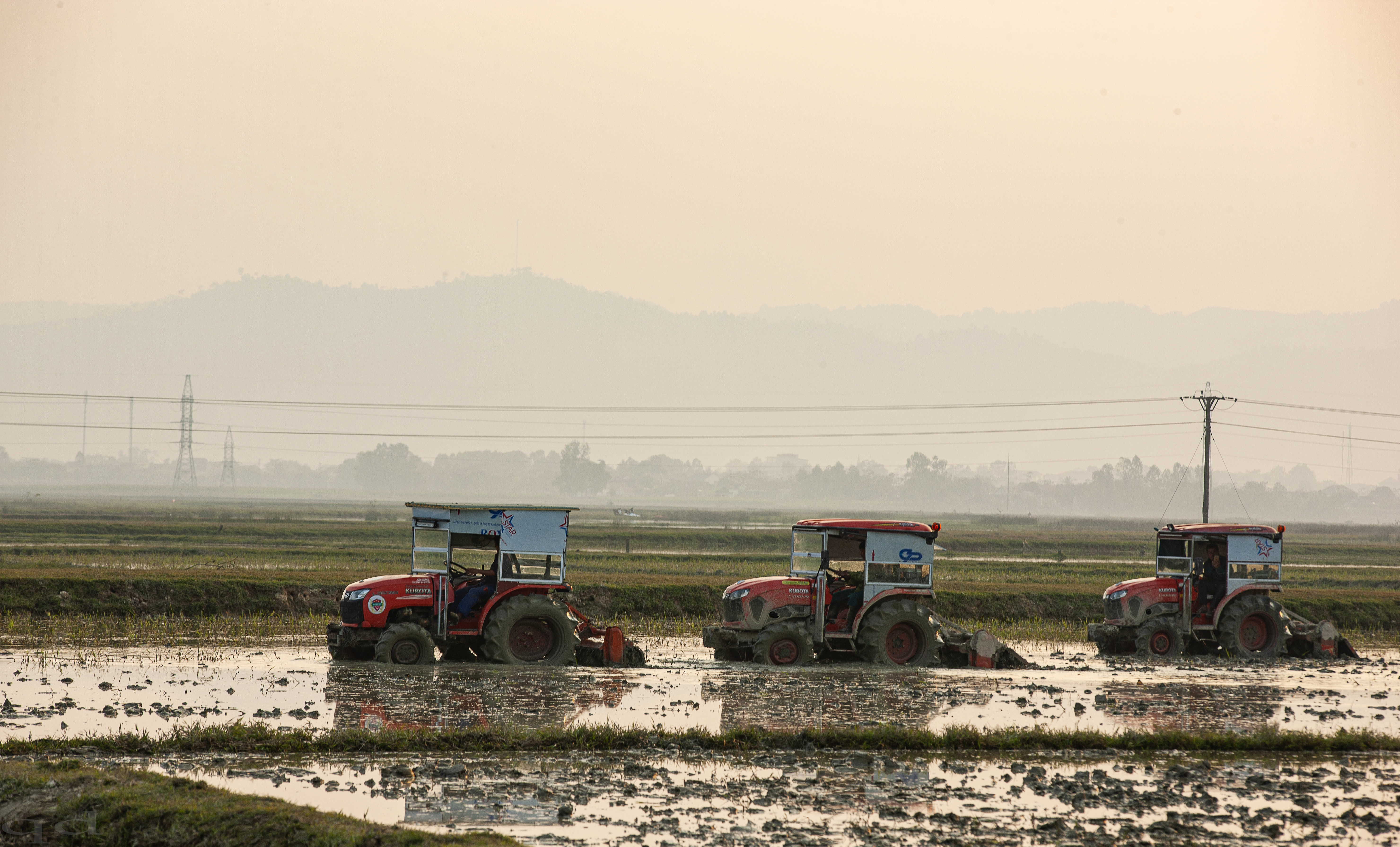 Nông dân Nam Đàn, Nghệ An dùng cơ giới hóa sản xuất vụ xuân. Ảnh: Quốc Đàn 