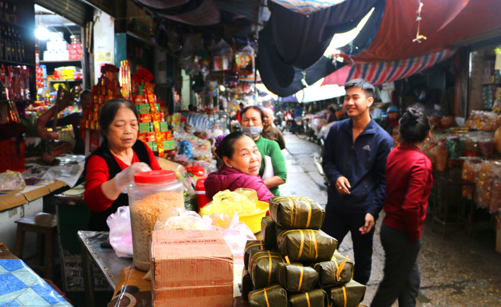 Bà con tiểu thương chợ ga Vinh cũng phần lớn chưa đeo khẩu trang phòng dịch. Ảnh: Nguyễn Hải