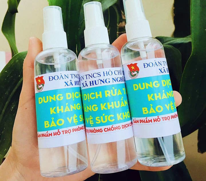 Dung dịch sát khuẩn được đóng chai cẩn thận với nhãn mác đẹp mắt ghi tên nơi xuất xứ là Đoàn xã Hưng Nghĩa, thành phần và cách sử dụng được các đoàn viên ghi rõ trước khi phát miễn phí tới người dân. Ảnh: P.V