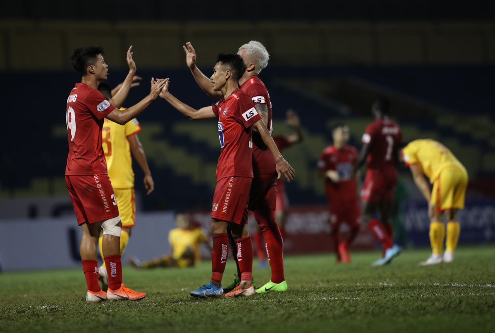 Các cầu thủ Hải Phòng (áo đỏ) chia vui vùng nhau sau trận thắng trước Thanh Hóa. Ảnh: VPF