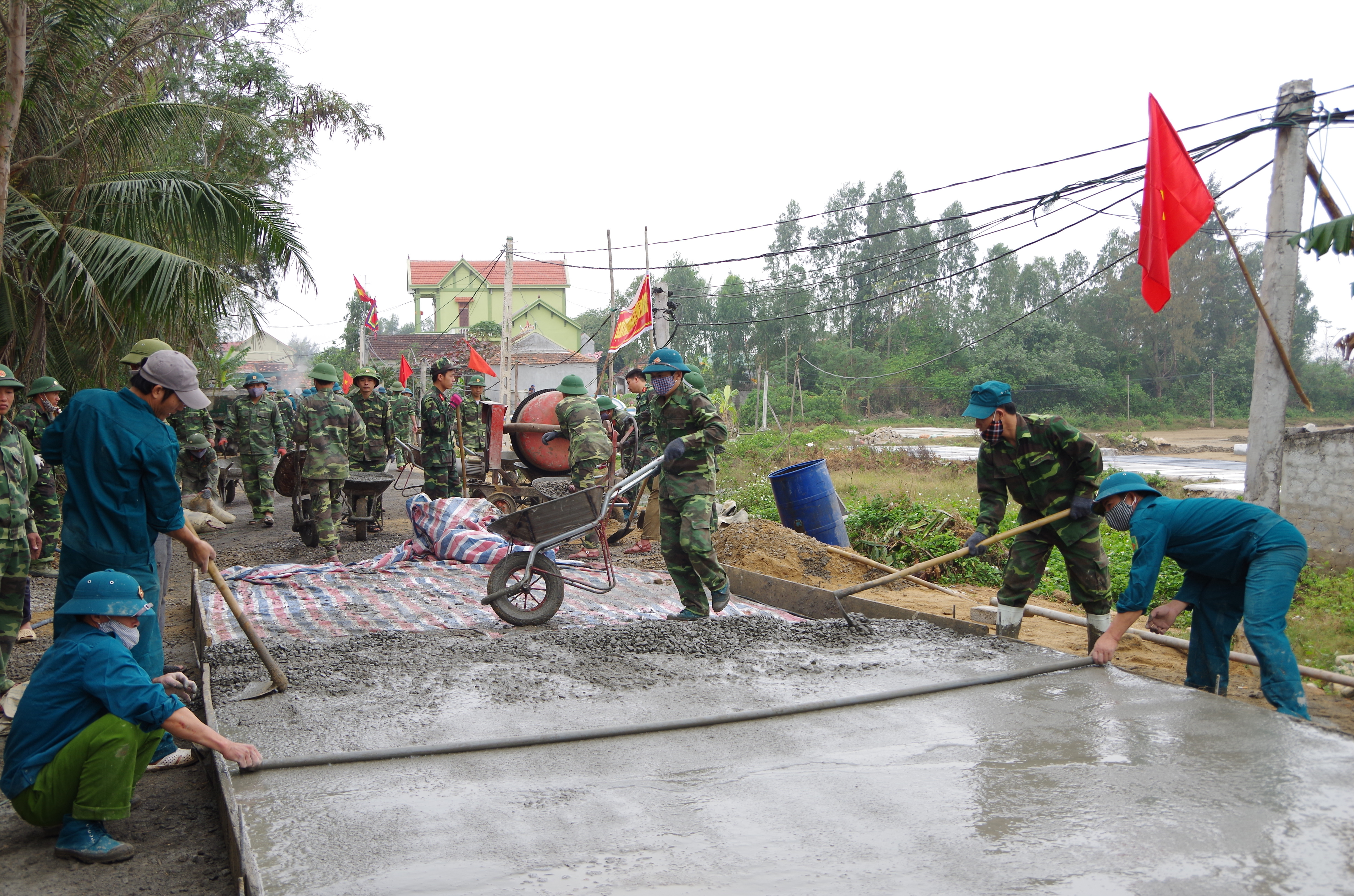 Cán bộ, học viên Trường Quân sự tỉnh giúp nhân dân xã An Hòa, huyện Quỳnh Lưu làm đường giao thông nông thôn mới