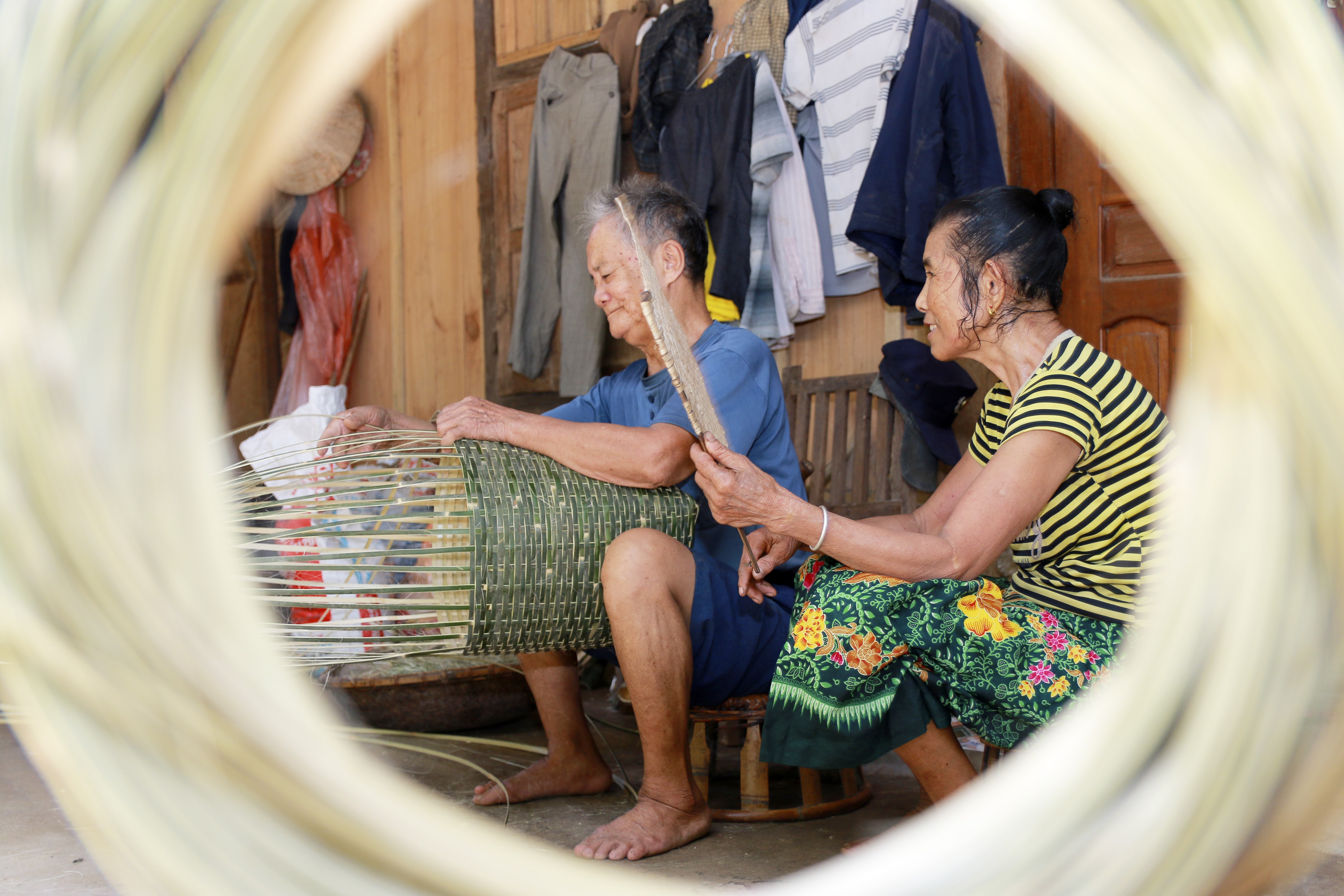 Cây mét là nguyên liệu để người dân đan lát các vật dụng sinh hoạt. Ảnh: Đình Tuân