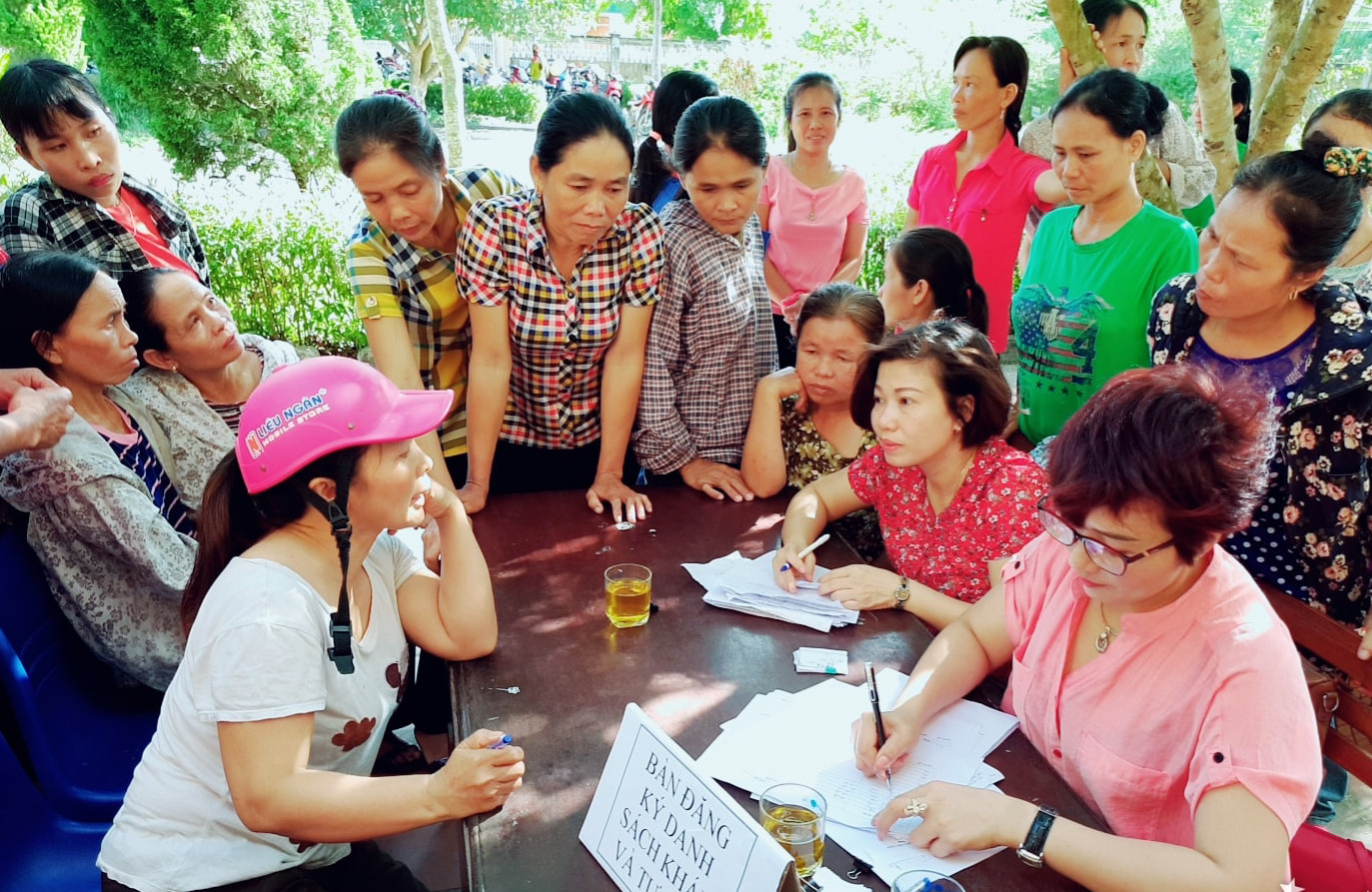 Tư vấn, cấp phát thuốc cho vùng có mức sinh cao ở xã Phúc Thành - Yên Thành. Ảnh: PV