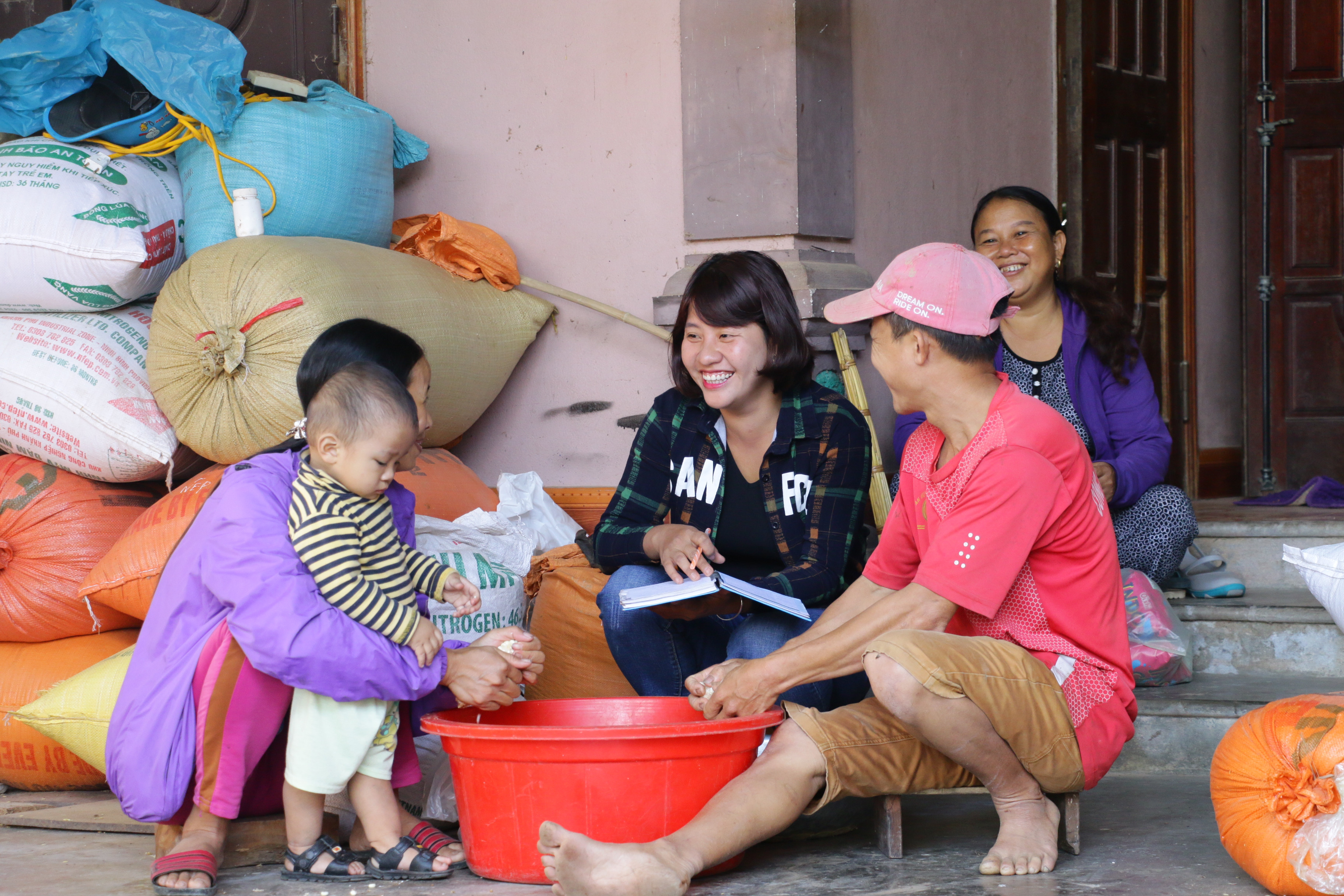 Tư vấn dân số tại gia  đình ở huyện Đô Lương. Ảnh: Mỹ Hà
