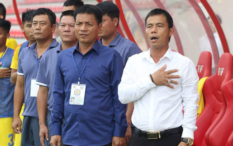 HLV Nguyễn Văn Tiến (áo trắng). Ảnh: SLNA FC