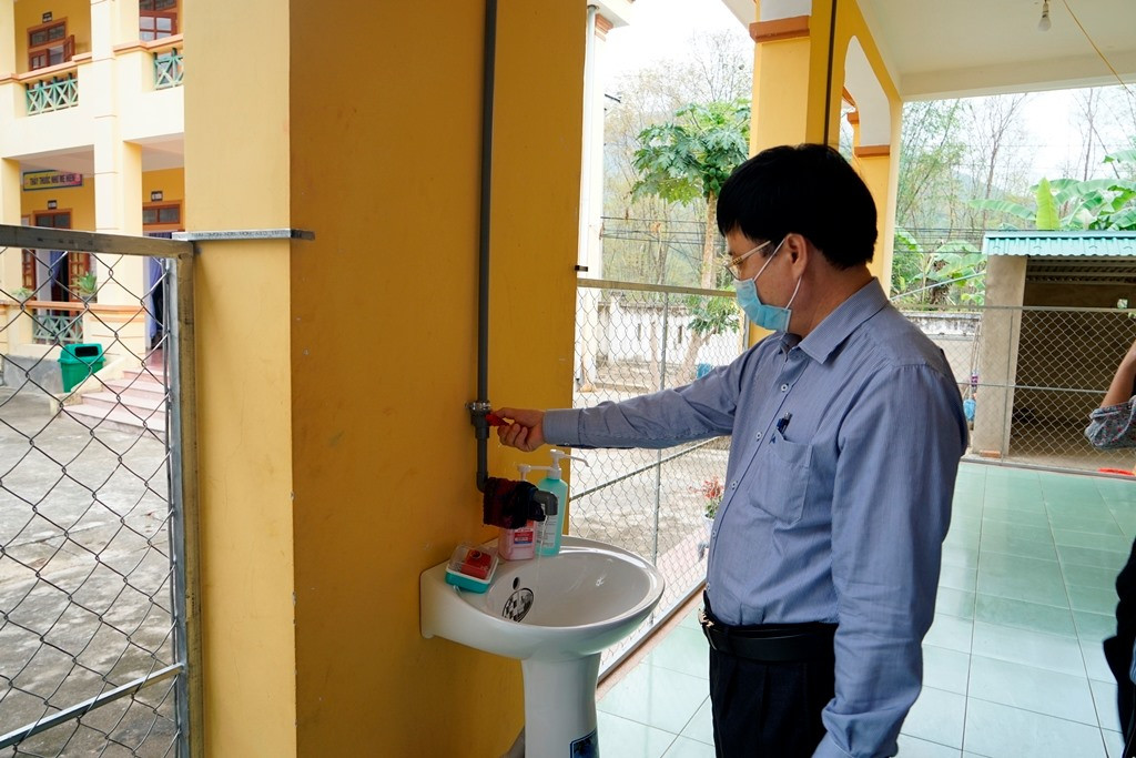 Phó Chủ tịch UBND tỉnh kiểm tra hệ thống vệ sinh ở khu cách ly. Ảnh: Tiến Hùng