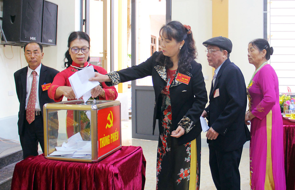 Các đại biểu bỏ phiếu bầu Ban Chấp hành Đảng ủy phường Nghi Hòa (TX. Cửa Lò) khóa XX, nhiệm kỳ 2020 - 2025 tại Đại hội. Ảnh: Thanh Quỳnh