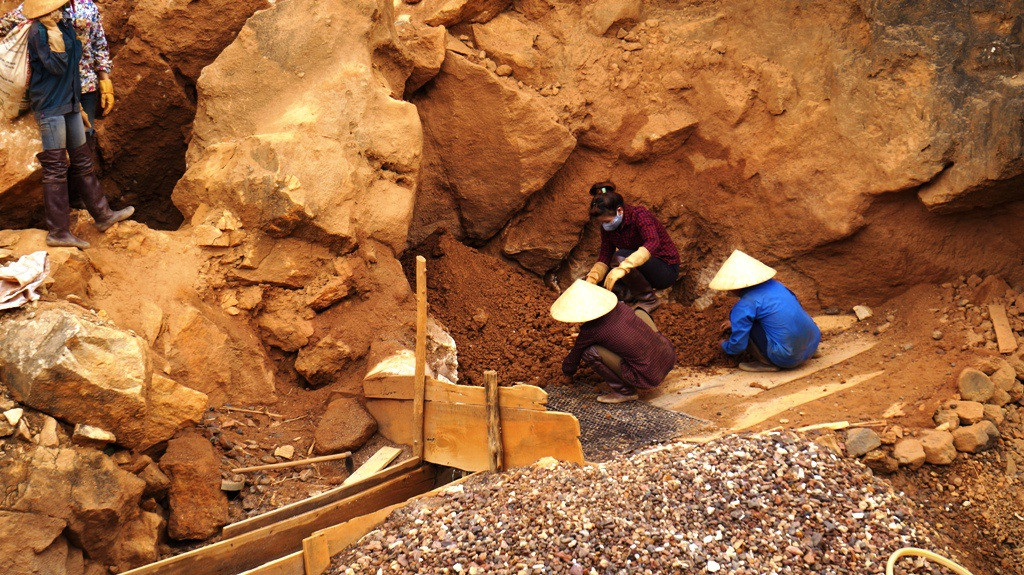 Nhiều người dân ở huyện Quỳ Hợp vẫn thường vào các vùng khai thác khoáng sản để mót quặng. Ảnh minh họa