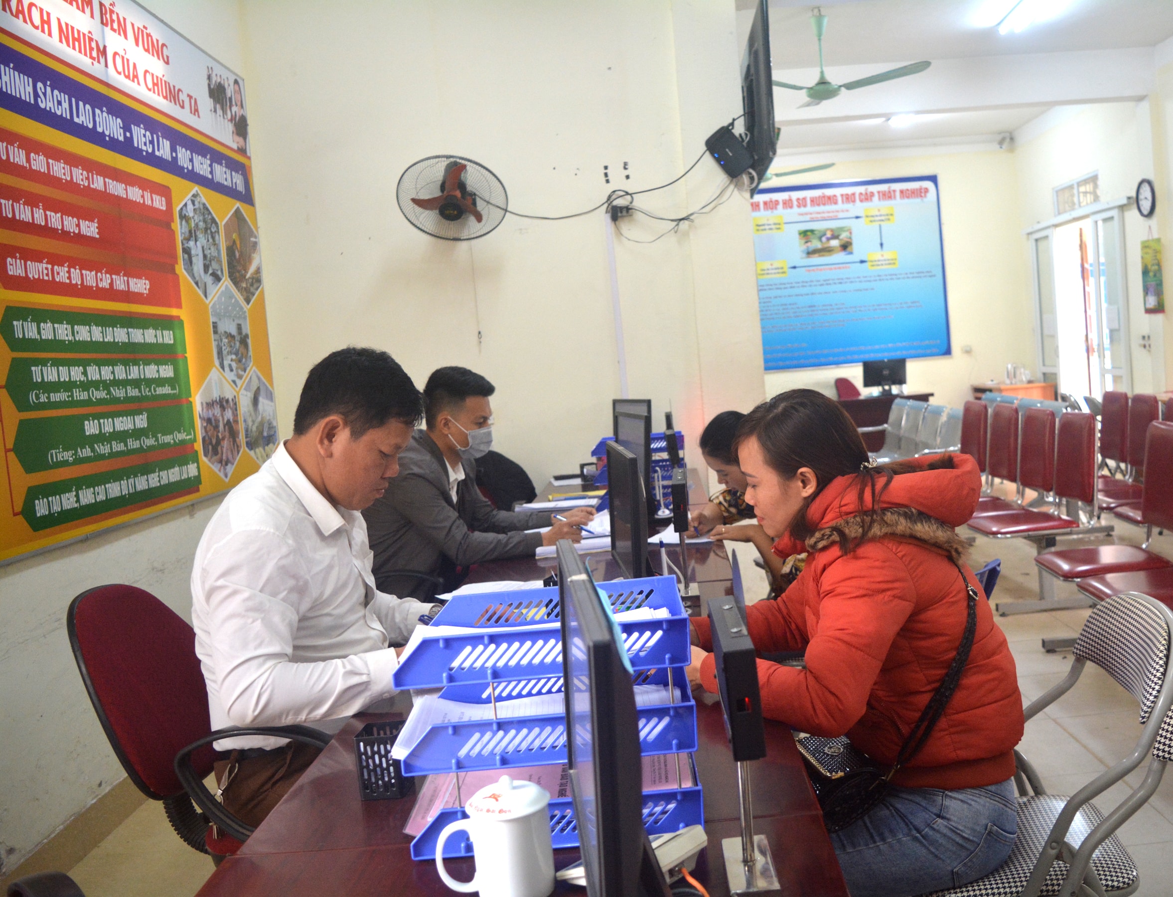 Số người đến Trung tâm Dịch vụ việc làm Nghệ An tăng mạnh trong 2 tháng nay. Ảnh: Thanh Phúc