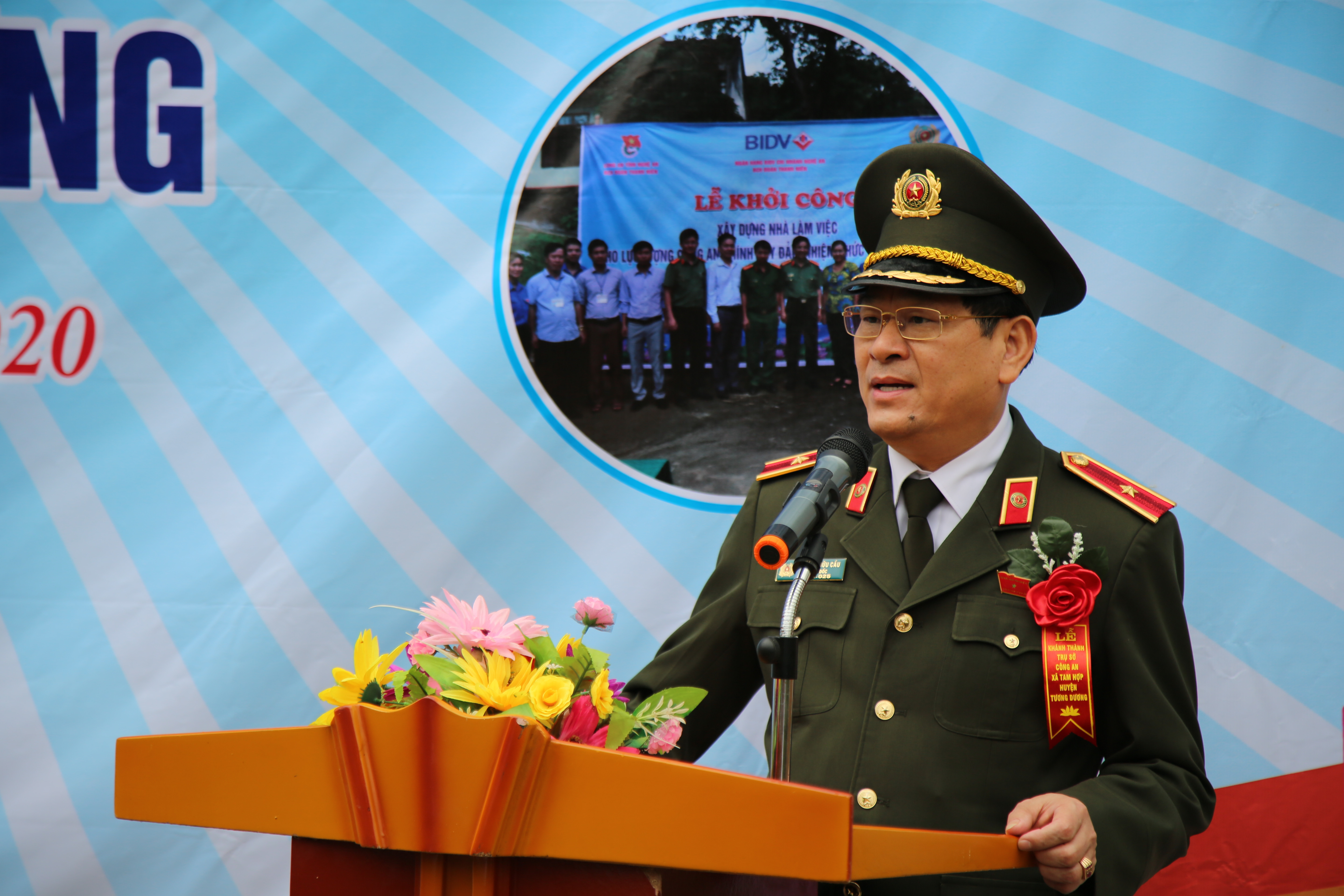 Thiếu tướng Nguyễn Hữu Cầu, Giám đốc Công an tỉnh phát biểu tại buổi lễ