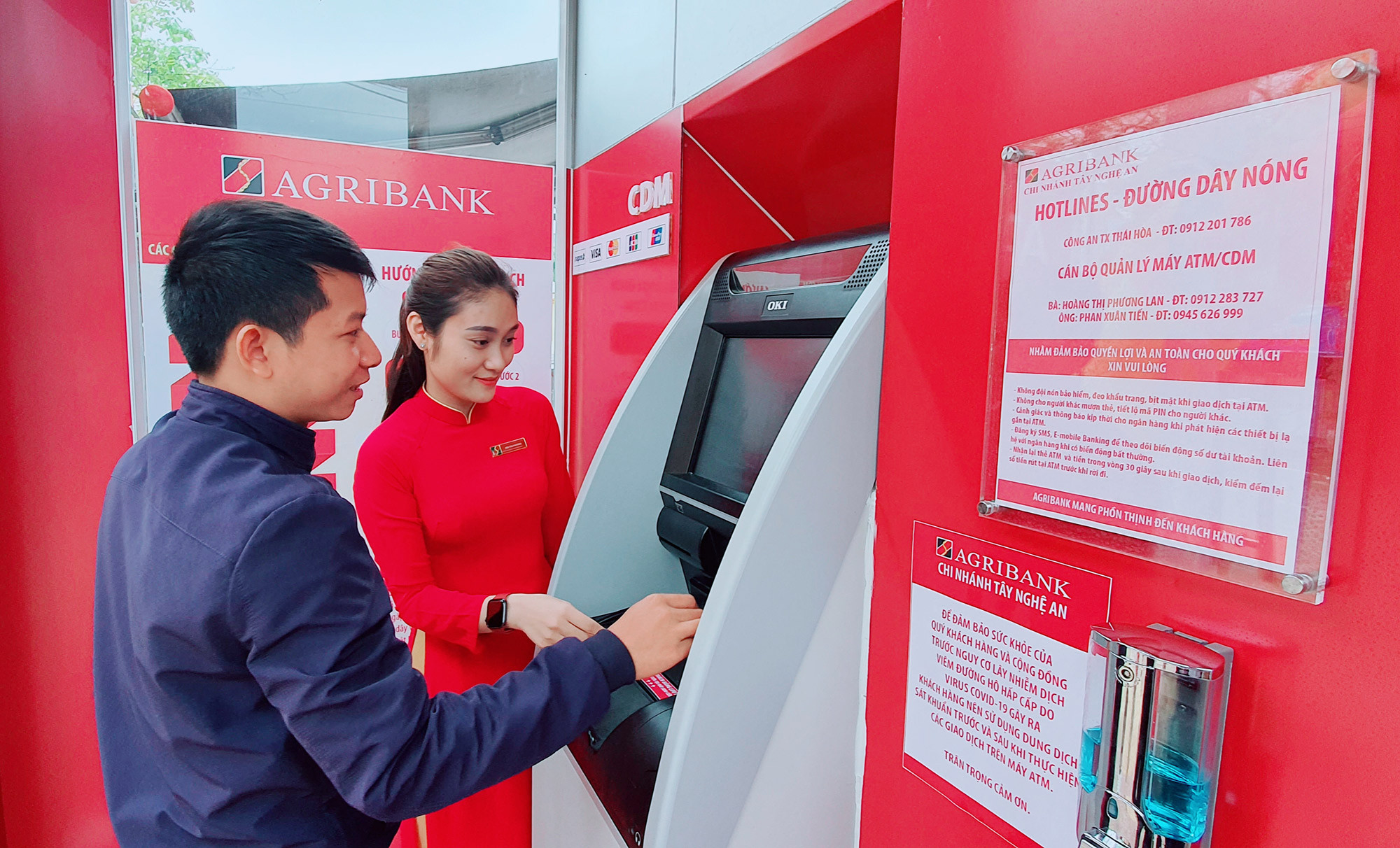 Nhân viên Agribank chi nhánh tây Nghệ An đang hướng dẫn khách hàng thực hiện giao dịch. Ảnh: Việt Phương