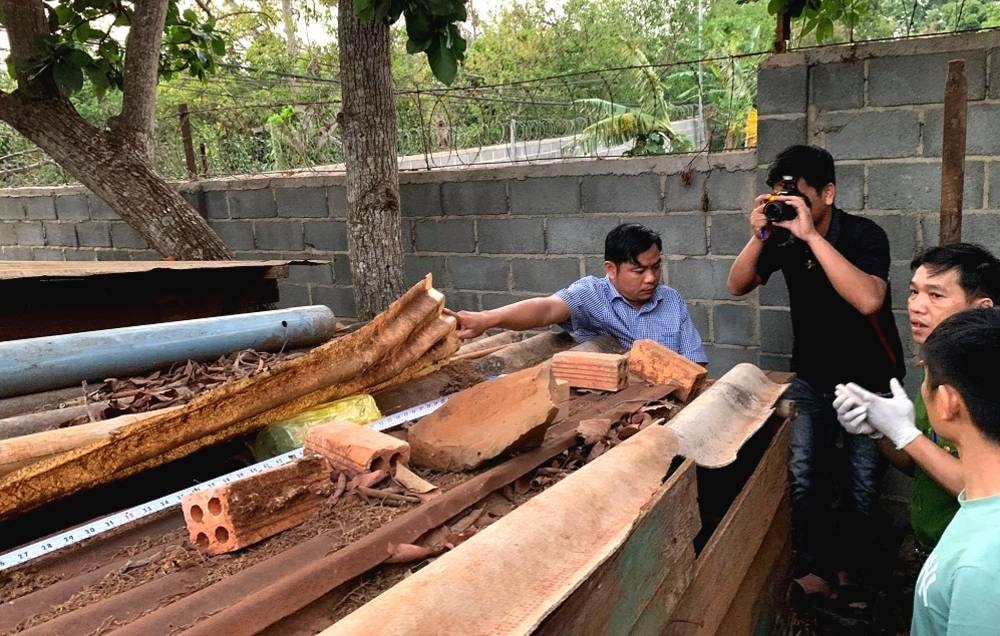 Ma túy đá giấu trên nóc chuồng gà tại nhà bố, mẹ đối tượng Sang. Ảnh: An Bình