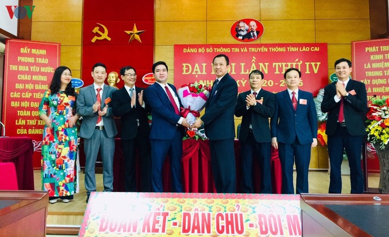 Tặng hoa chúc mừng Ban chấp hành mới