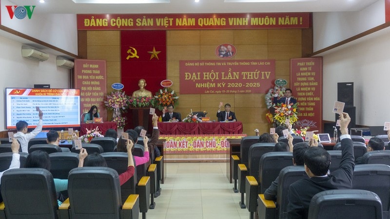 Ngày 20/3, Đảng bộ Sở Thông tin và Truyền thông tỉnh Lào Cai tổ chức Đại hội lần thứ IV, nhiệm kỳ 2020 – 2025. Đây cũng là Đại hội Đảng bộ cơ sở đầu tiên của tỉnh Lào Cai tiên phong ứng dụng công nghệ 4.0, không sử dụng giấy tờ, quét mã QR code để tải tài liệu, dùng chai thủy tinh thay thế rác thải nhựa…