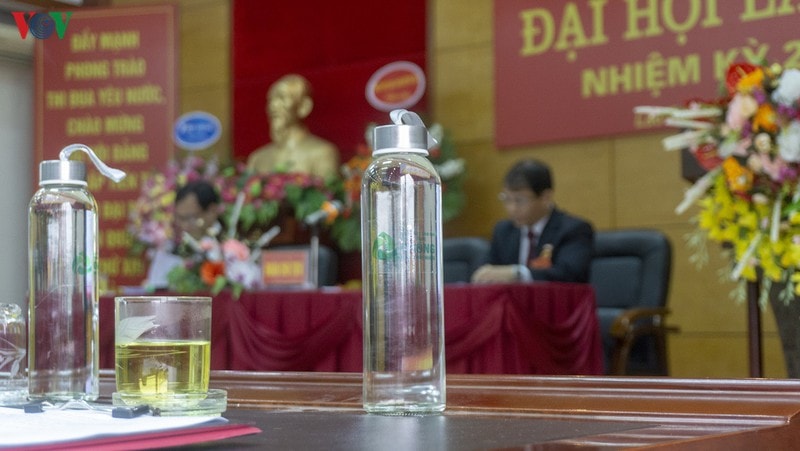 Đại hội dùng chai thủy tinh thay vì chai nhựa