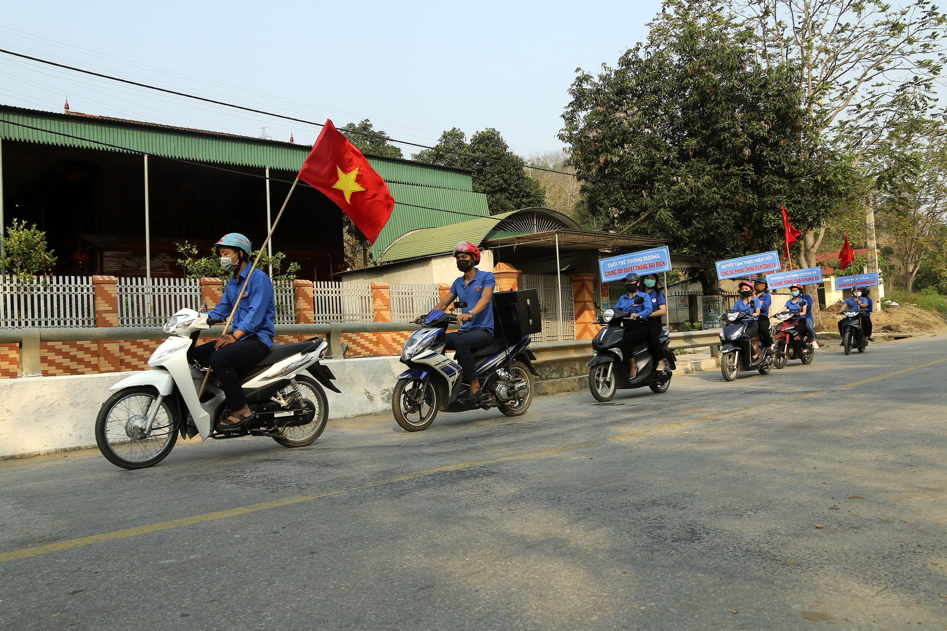 1. Đến thời điểm này trên địa bàn huyện Tương Dương chưa ghi nhận trường hợp nào dương tính với dịch bệnh Covid - 19. Nhưng trước diễn biến có phần phức tạp của dịch bệnh Huyện đoàn Tương Dương đã và đang chỉ đạo đoàn cơ sở triển khai nhiều hoạt động để chủ động phòng chống dịch bệnh như: tuyên truyền, phát khẩu trang miễn phí, làm khẩu trang phát cho người nghèo, phát tời rơi...