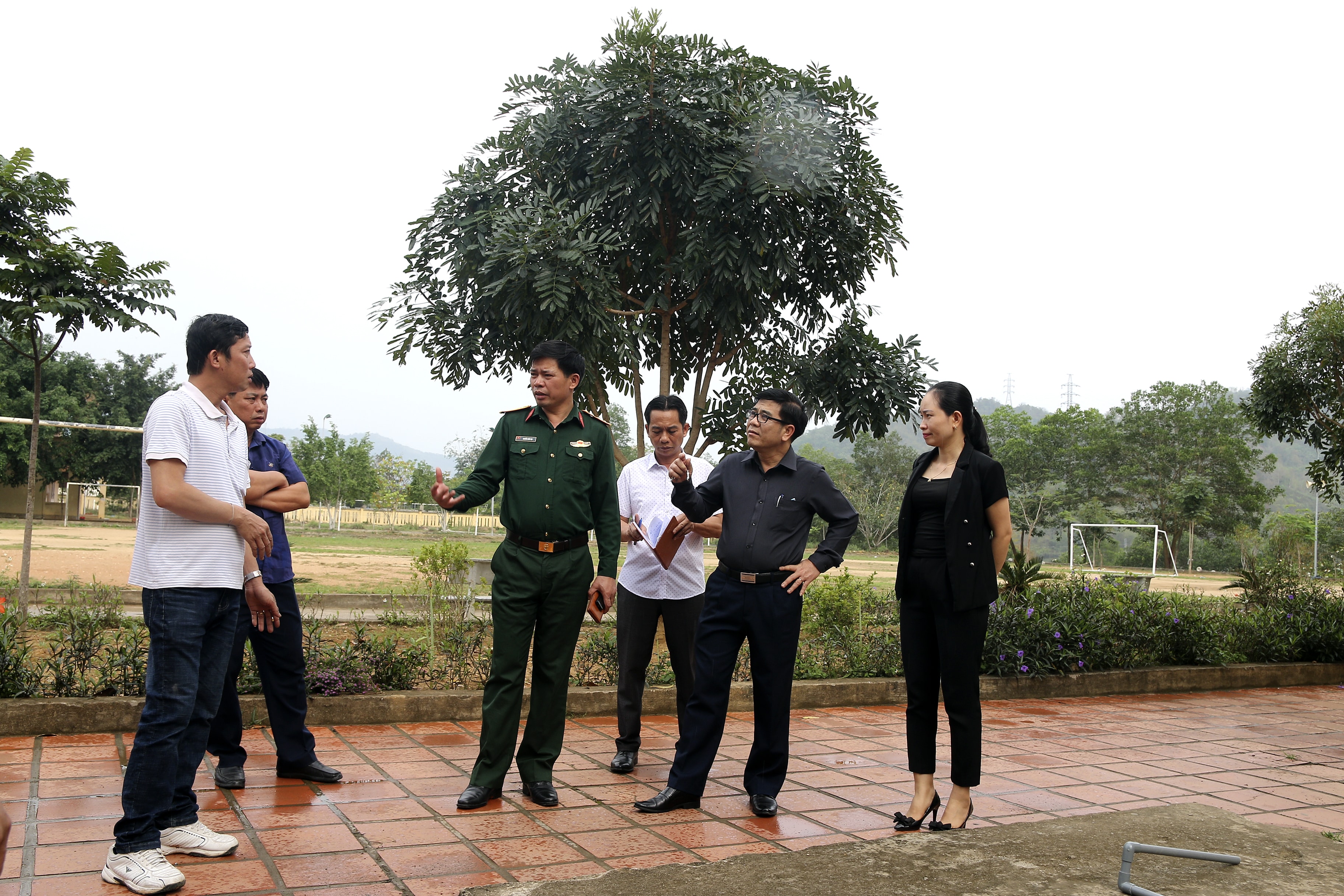 Lãnh đạo huyện Tương Dương kiểm tra công tác chuẩn bị cơ sở cách ly tập trung của tỉnh, tại Trường PTDT Nội trú THCS Tương Dương. Ảnh: Đình Tuân