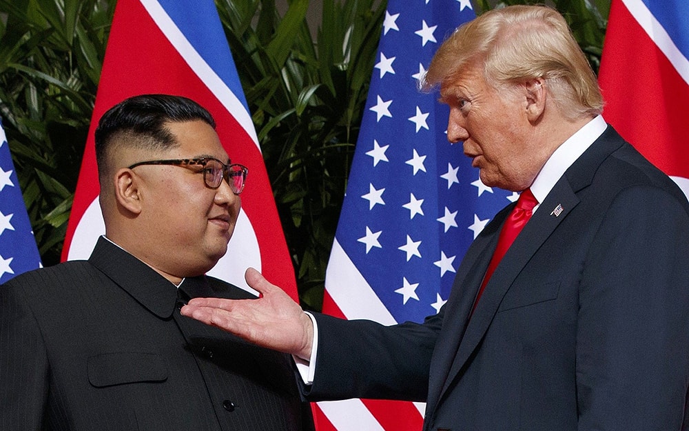 Tổng thống Mỹ Donald Trump (phải) gặp nhà lãnh đạo Triều Tiên Kim Jong-un trên đảo Sentosa ở Singapore ngày 12/6/2018. Ảnh: AP