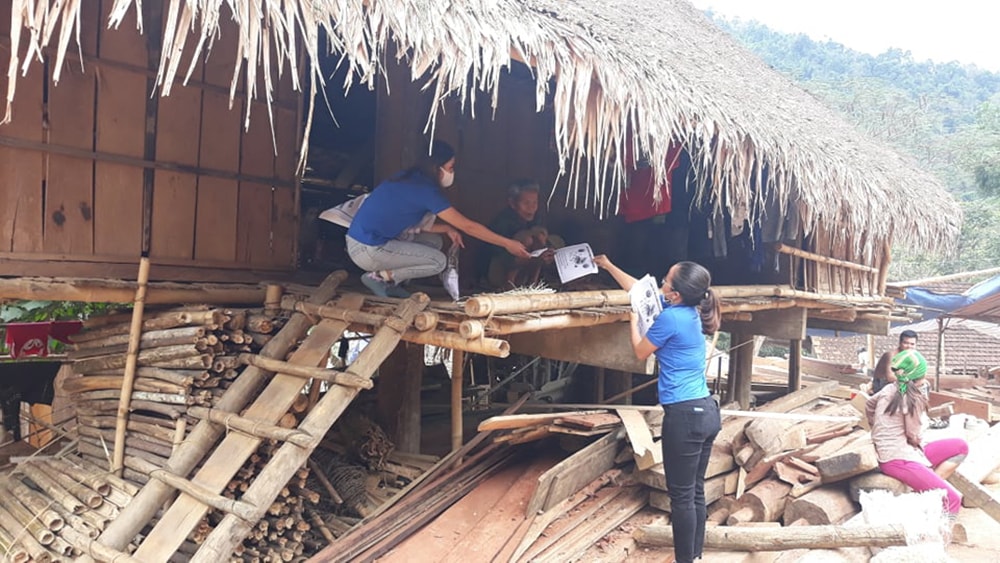 Tại địa bàn miền núi, các đoàn viên thanh niên phải vượt hàng chục km đường rừng để phát khẩu trang cũng như hướng dẫn cho bà con khai báo y tế. Ảnh chụp tại Châu Khê (Quỳ Châu)