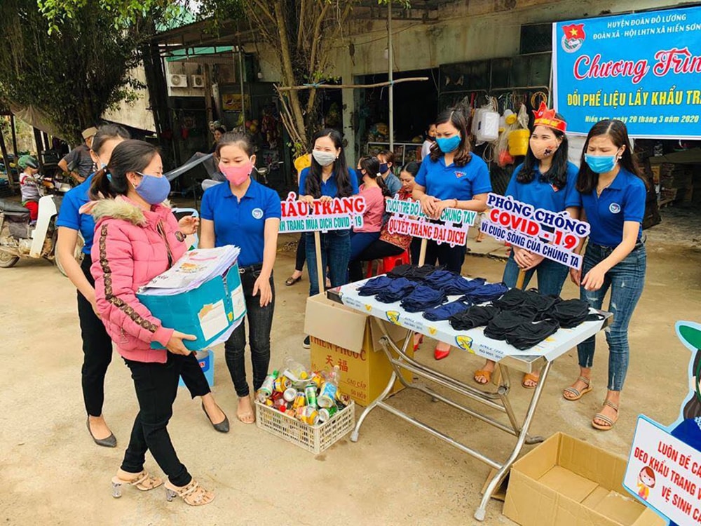 Tuổi trẻ Đô Lương với mô hình “Đổi rác thải lấy khẩu trang” nhằm hỗ trợ người dân trong phòng, chống dịch Covid-19. Ảnh: Thanh Quỳnh