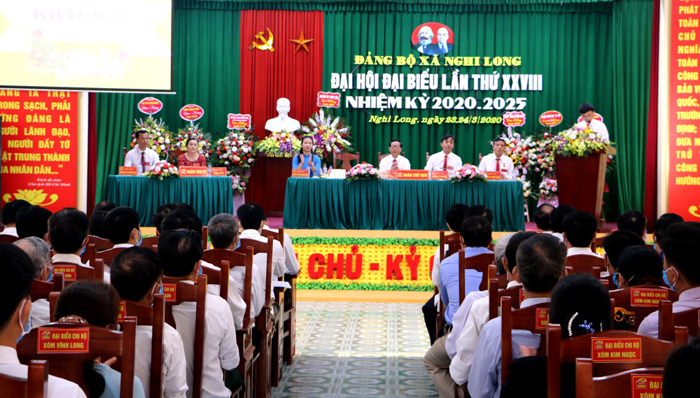 Thông qua chương trình Đại hội và báo cáo chính trị Đảng bộ xã Nghi Long nhiệm kỳ 2015-2020. Ảnh: Nguyễn Hải