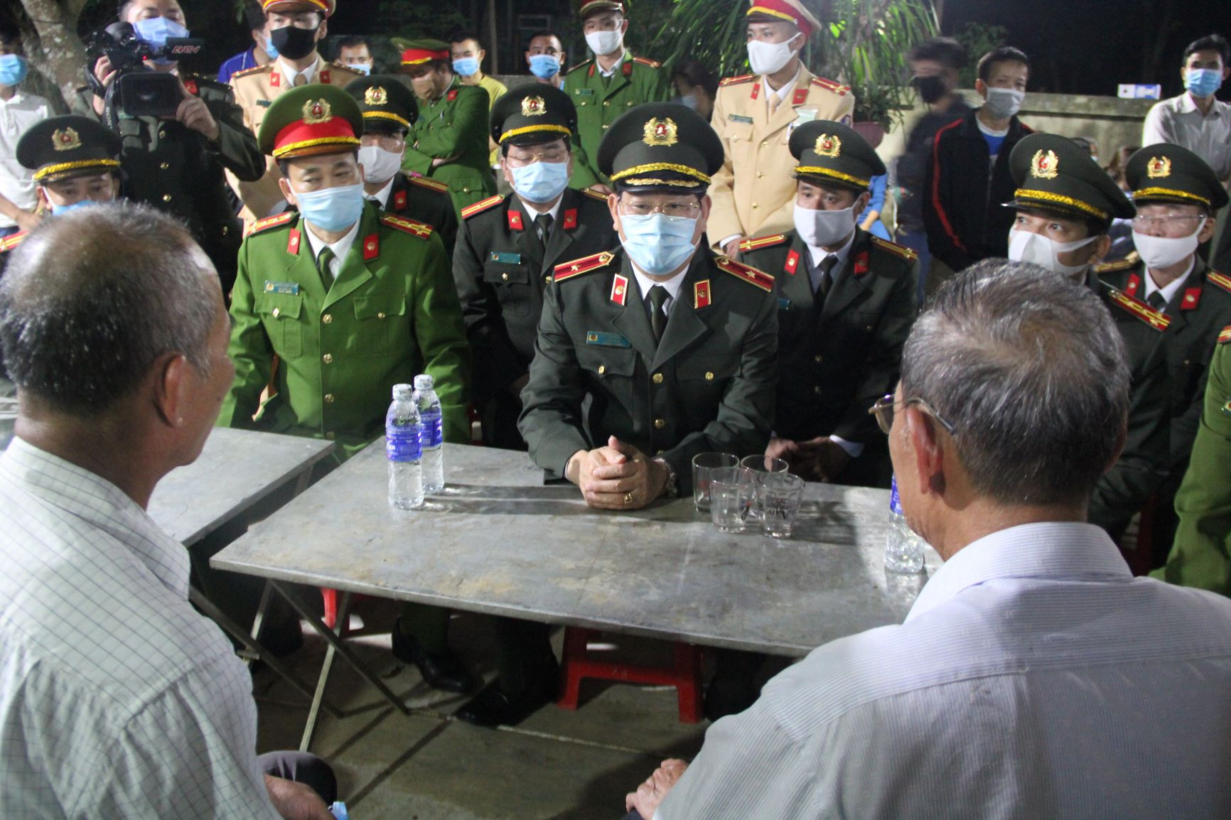 Thiếu tướng Nguyễn Hữu Cầu nhiều lần không kìm được nước mắt trong cuộc trò chuyện với gia đình Thượng úy Nghĩa. Ảnh: Tiến Hùng