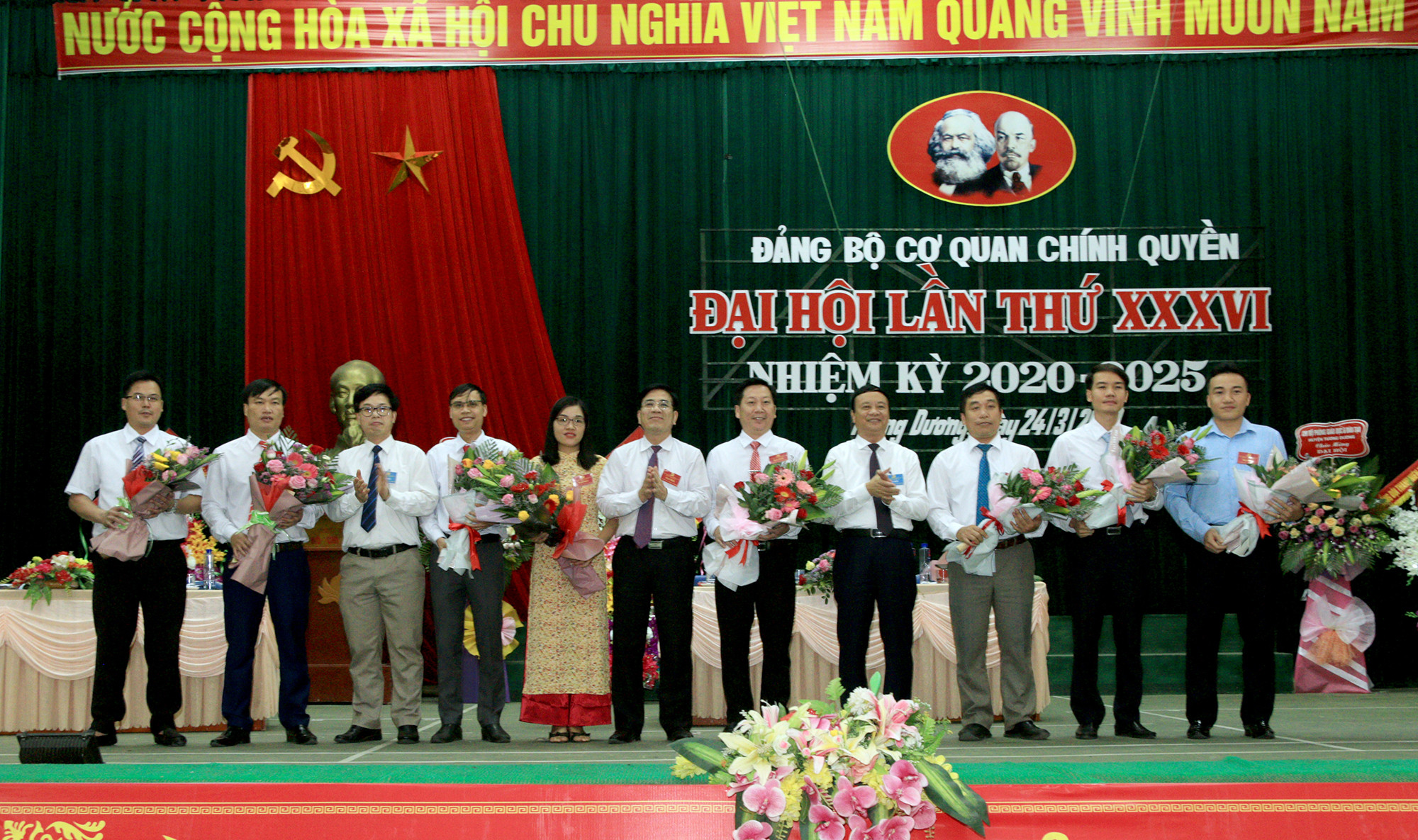 Lãnh đạo Huyện ủy, UBND huyện tặng hóa chúc mừng các đồng chí vừa được bầu vào BCH nhiệm kỳ 2020 – 2025. Ảnh: Đình Tuân