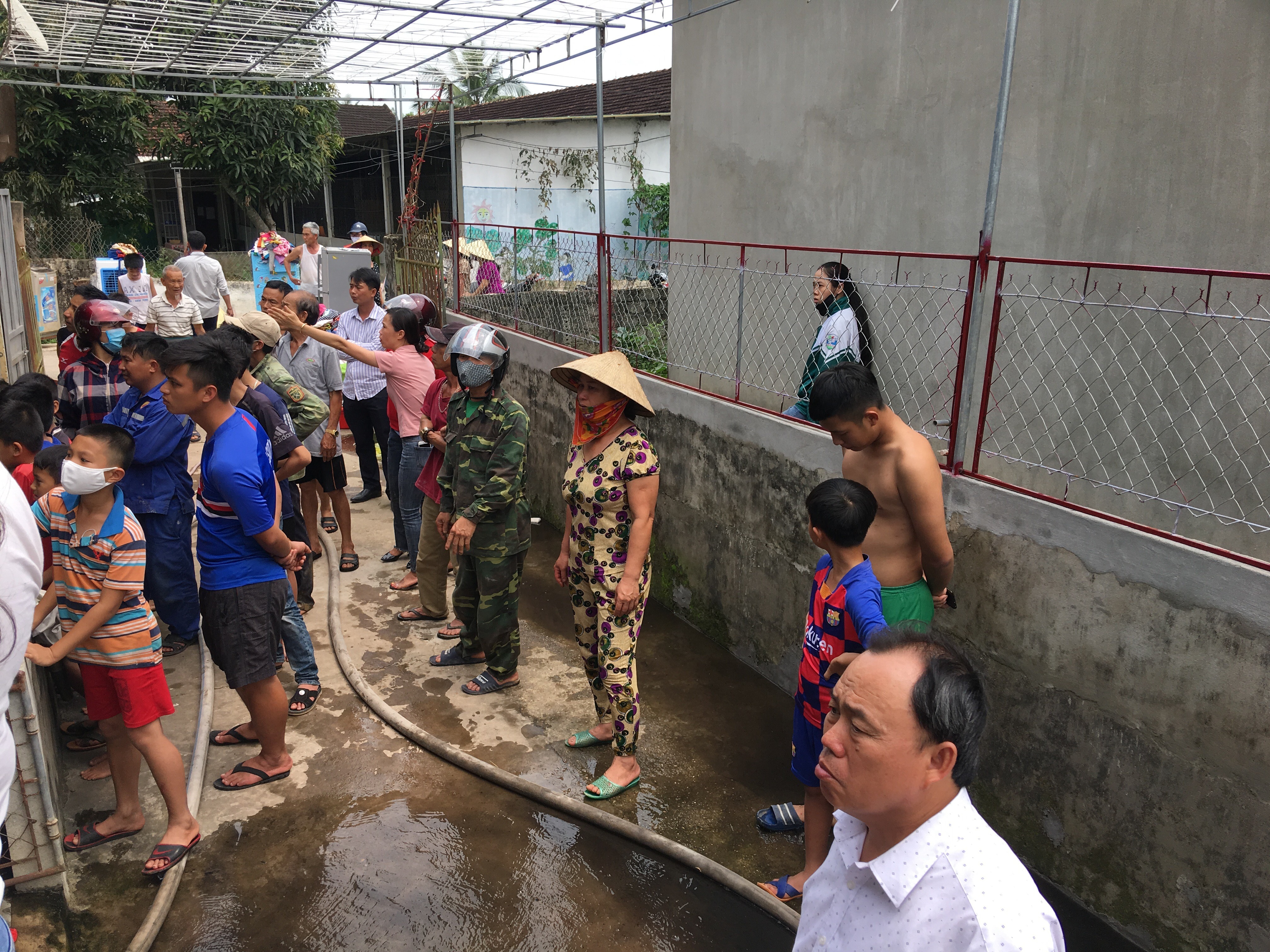 Rất đông người dân đã nỗ lực tham gia dập lửa. Ảnh: Ngọc Phương