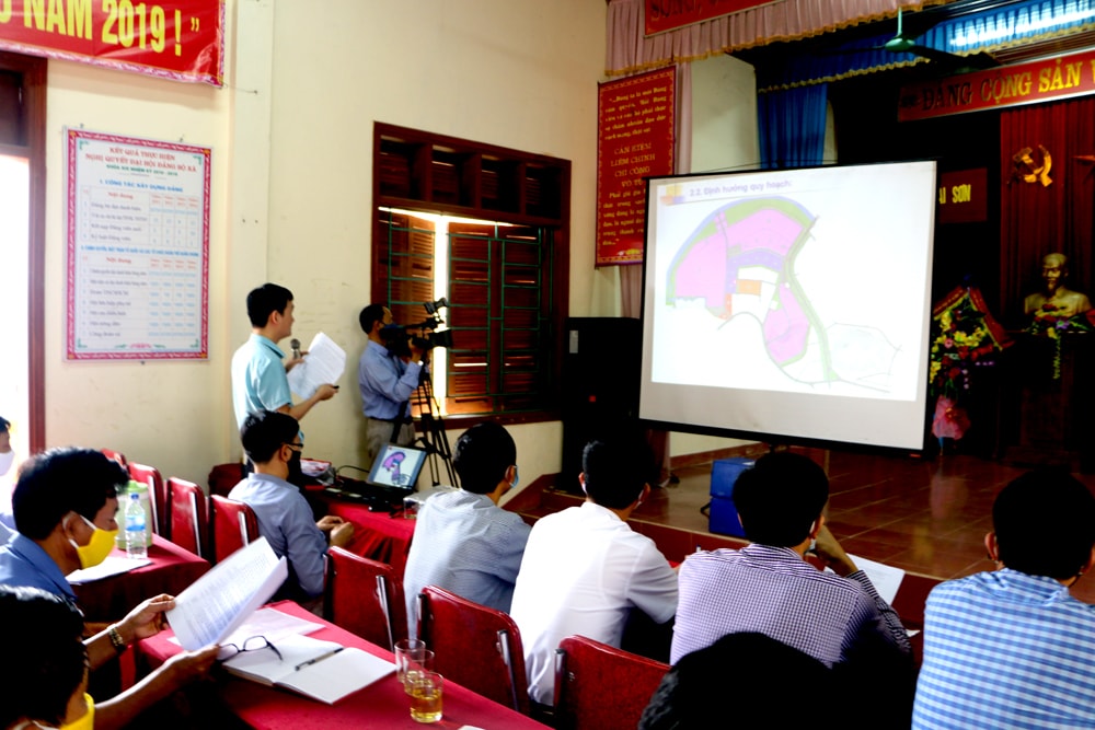 Đại diện Viện Quy hoạch, cơ quan tư vấn Đồ án thuyết minh các phân khu quy hoạch KCN Tri Lễ. Ảnh: Nguyễn Hải