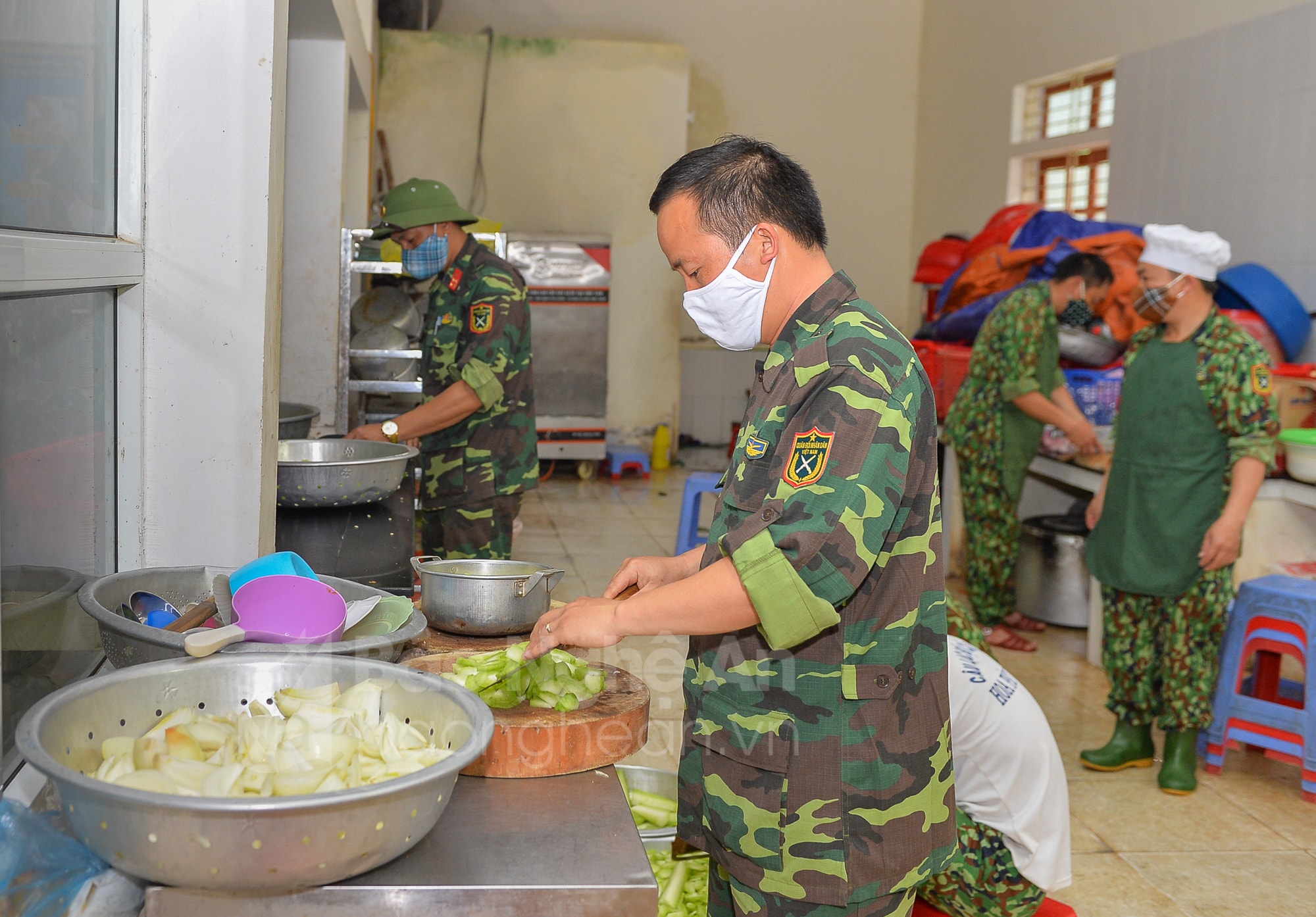 Trong những cán bộ, chiến sỹ thực hiện nhiệm vụ, có 6 người thực hiện công tác nấu ăn phục vụ người dân cách ly. Bữa ăn tối ngày 24/3/2020 của người dân thực hiện cách ly tại khu cách ly huyện Kỳ Sơn sẽ có những món chính là thịt lợn, cá kho và canh bí. 