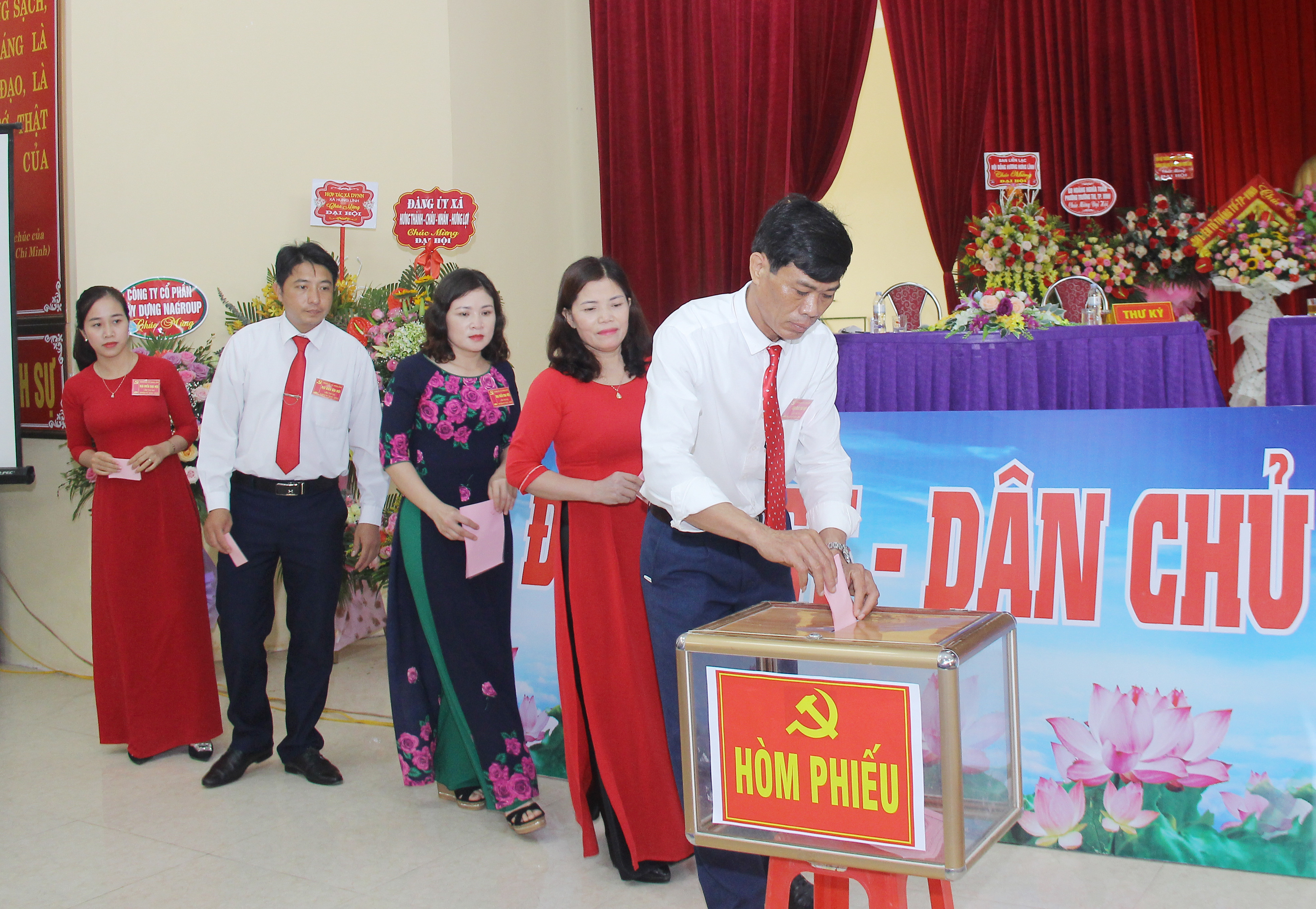 Đại biểu tiến hành bỏ phiếu bầu cử Ban Chấp hành Đảng bộ xã nhiệm kỳ 2020 - 2025. Ảnh: Mai Hoa