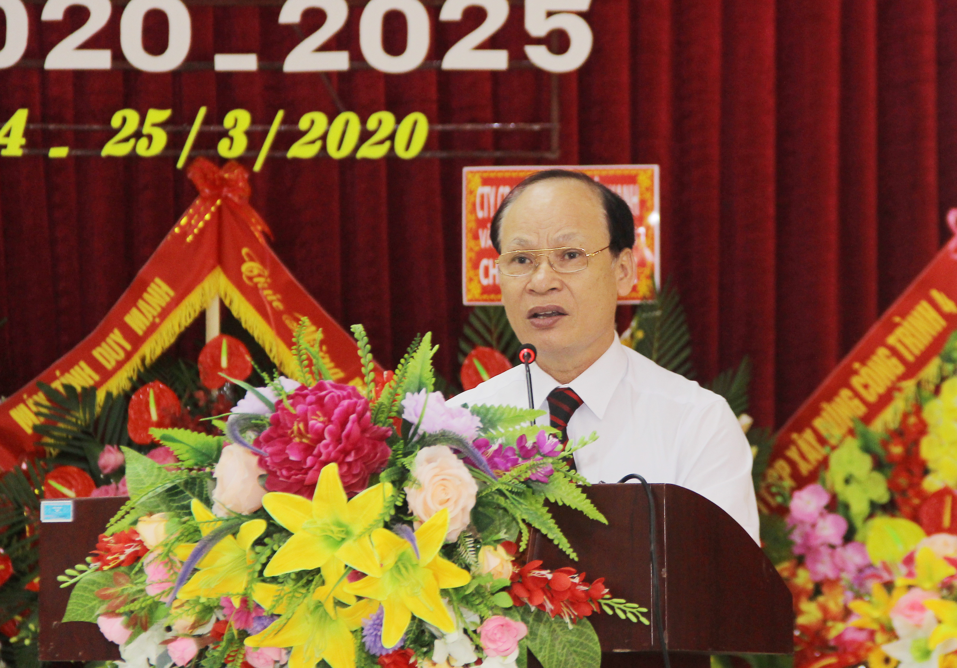 Bí thư Huyện ủy Hưng Nguyên Hoàng Văn Phi phát biểu đặt ra yêu cầu đối với Đảng bộ xã Hưng Lĩnh trong nhiệm kỳ 2020 - 2025 phấn đấy xây dựng đạt chuẩn NTM kiểu mẫu. Ảnh: Mai Hoa