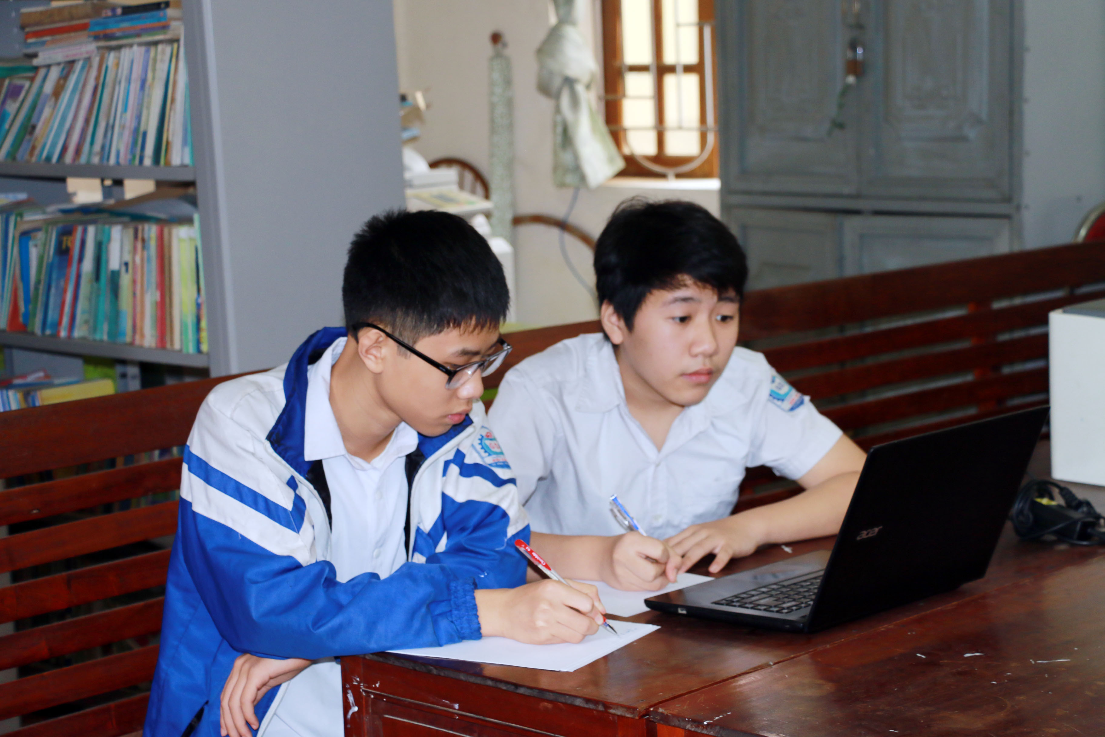 Học sinh Nghệ An tự học trực tuyến qua Internet. Ảnh: Mỹ Hà