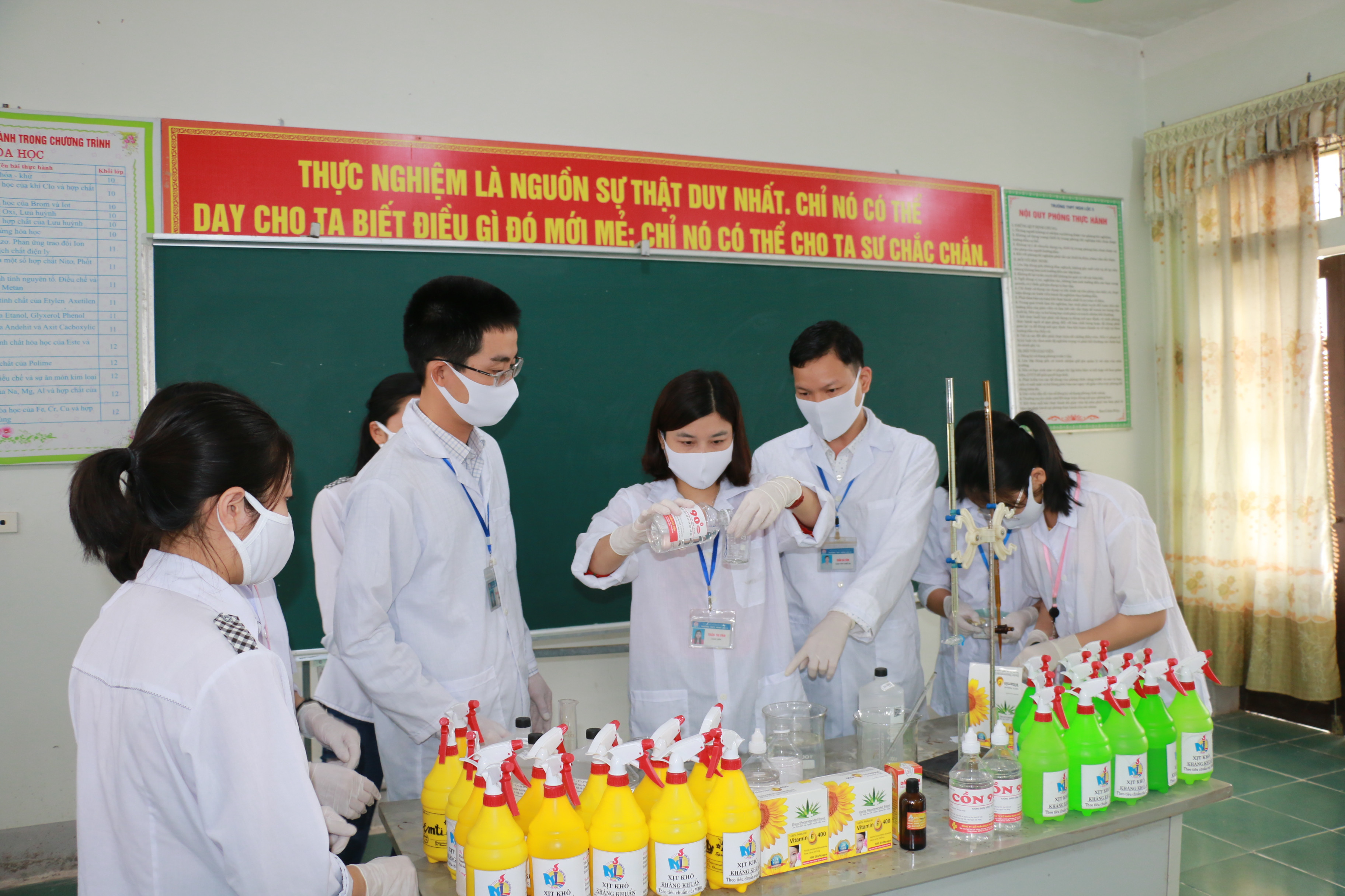 Giáo viên và học sinh Nghệ An tự sản xuất nước rửa tay sát khuẩn để sử dụng trong các nhà trường. Ảnh: Mỹ Hà