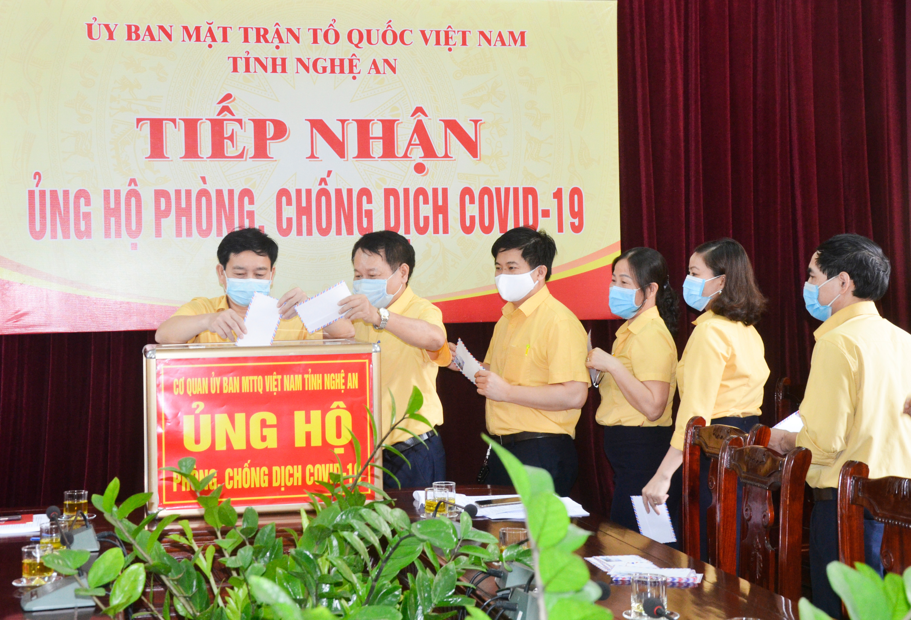 Tại buổi lễ 24 cán bộ, công chức của Cơ quan Ủy ban MTTQ tỉnh ủng hộ số tiền 21 triệu đồng. Ảnh: Thanh Lê