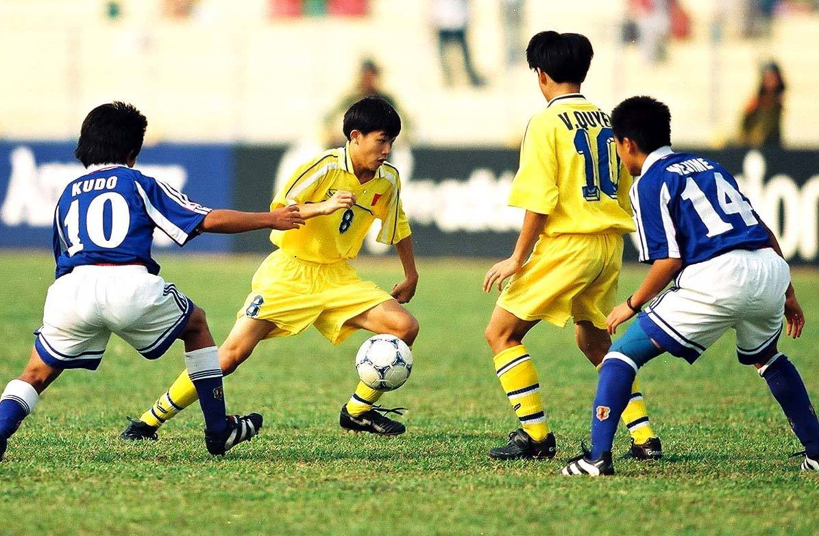 Tiền vệ Phan Như Thuật ở tuổi 16 tại VCK U16 châu Á 2000. Ảnh: Quang Minh