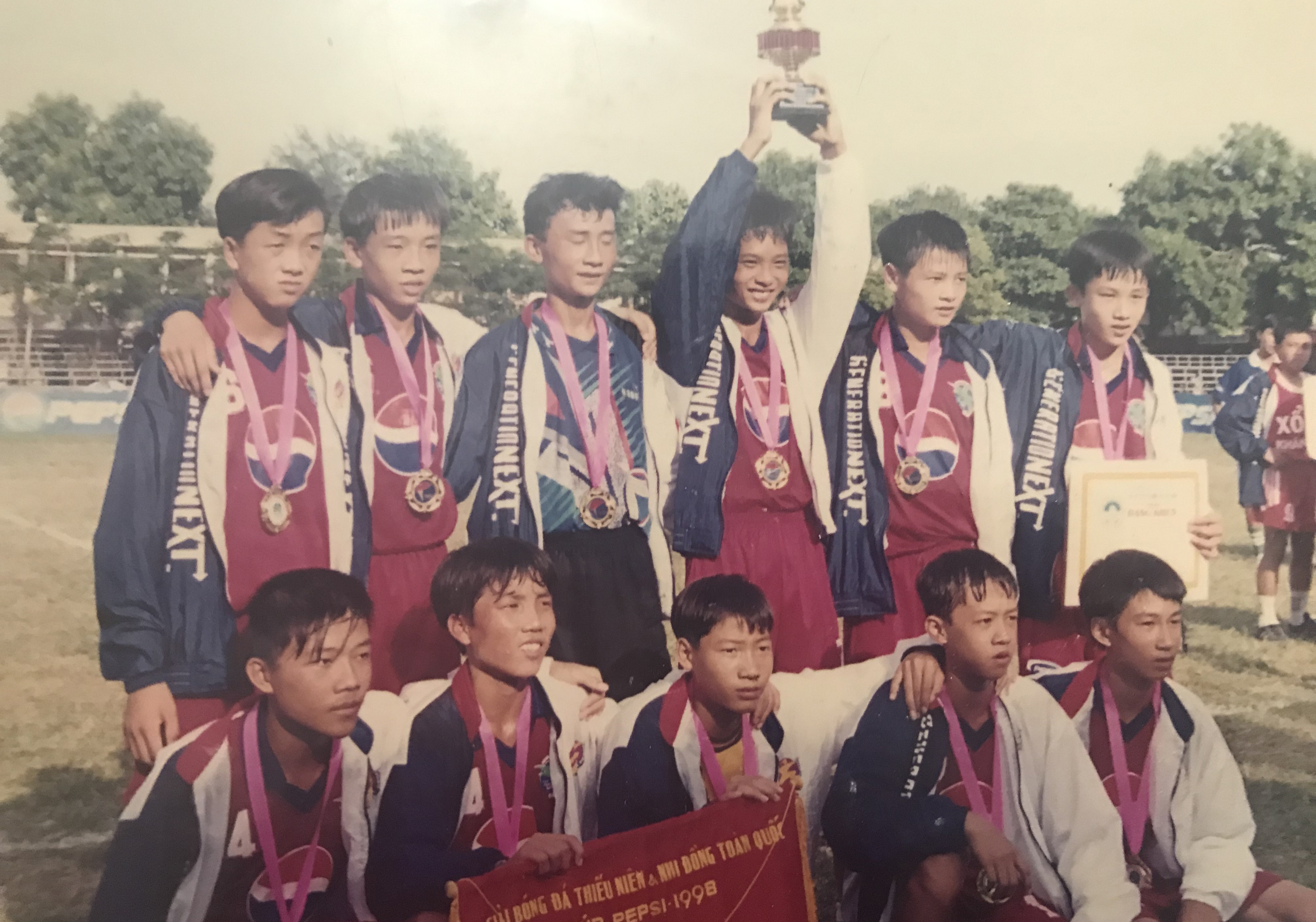 Phan Như Thuật, Phạm Văn Quyến và các đồng đội trong chức vô địch Thiếu niên năm 1998. Ảnh: NVCC
