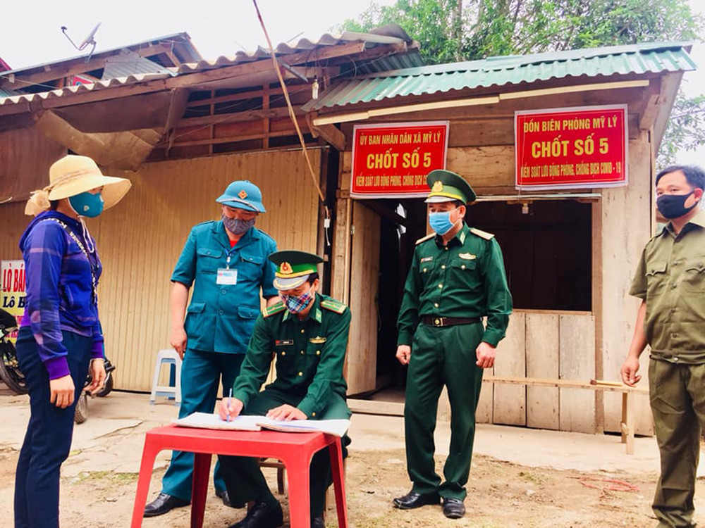 Lập phòng tuyến phòng chống dịch bệnh nơi biên giới Việt - Lào. Ảnh: Hùng Phong