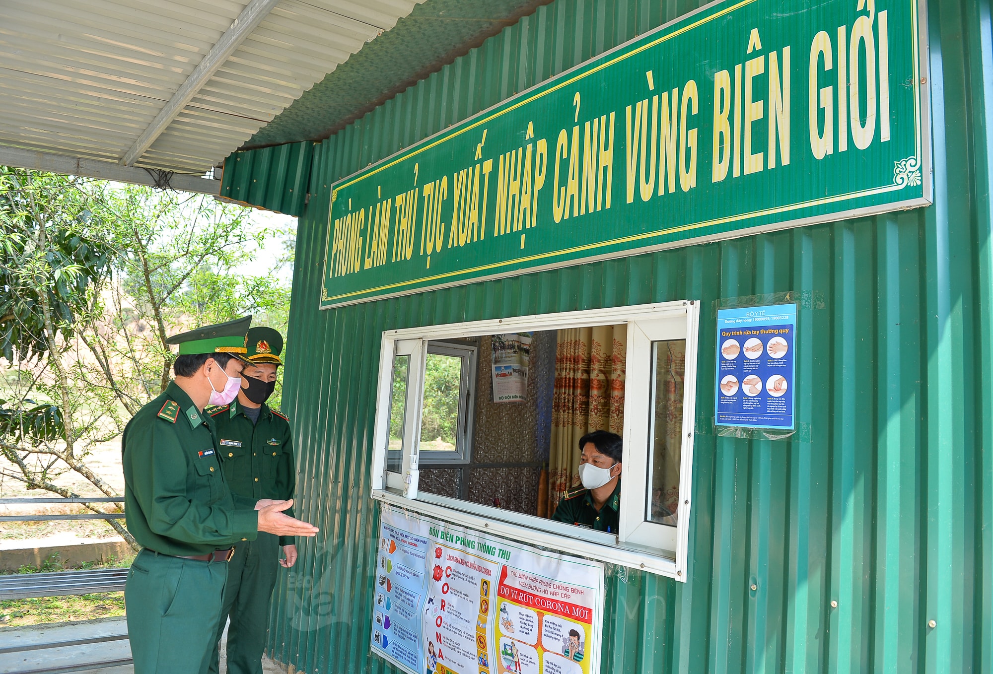 Đồn trưởng Đồn Biên phòng thông Thụ - Trung tá Nguyễn Tiến Dũng nhắc nhở cán bộ, chiến sỹ đang làm nhiệm vụ tại Cửa khẩu Thông Thụ góp phần tham gia công tác tuyên truyền phòng chống dịch Covid-19 cho người dân, và thực hiện nghiêm nhiệm vụ, không để xảy ra tình trạng nhập cư trái phép.