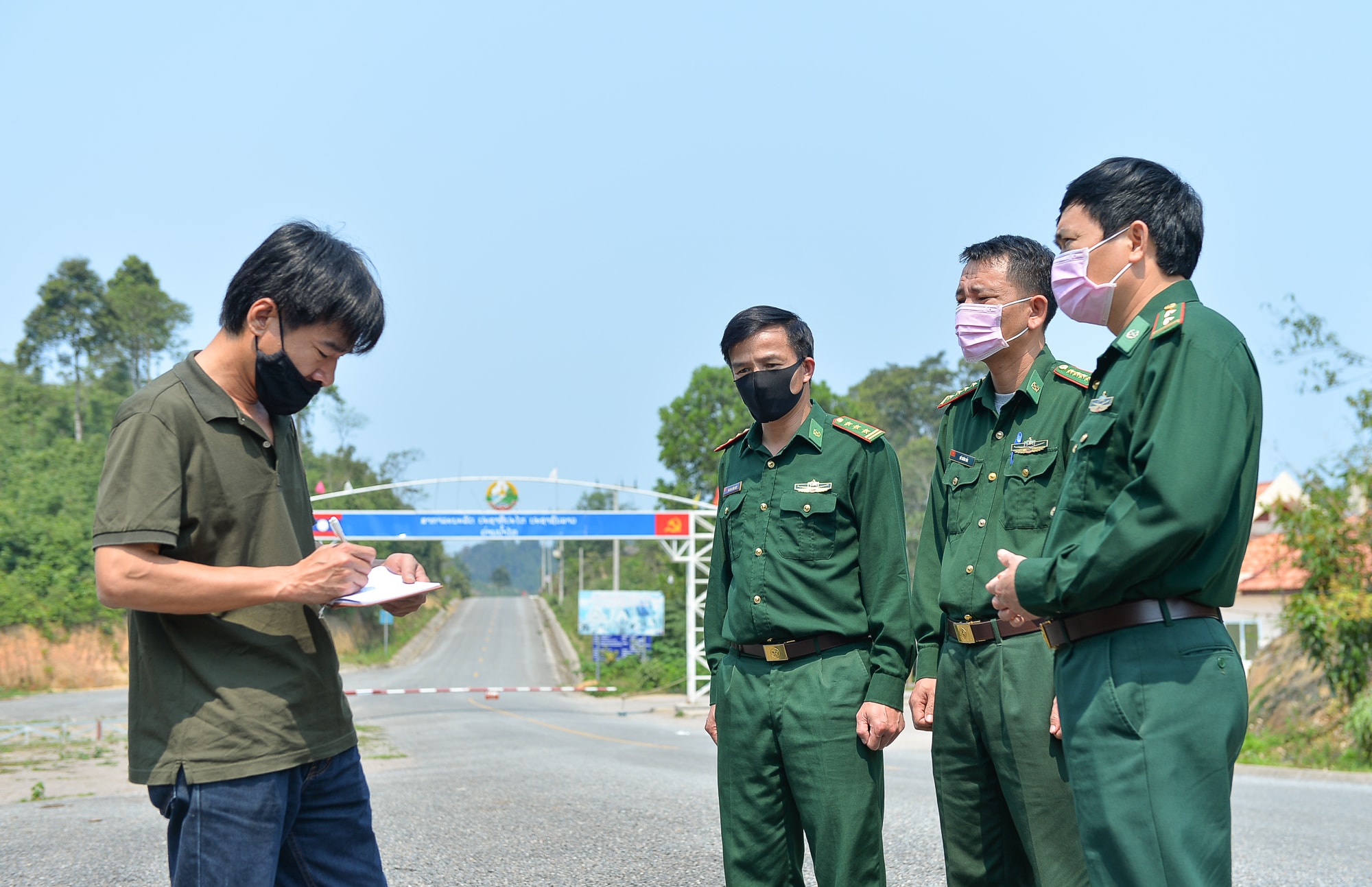 Ở bên kia biên giới, cửa khẩu của nước bạn Lào, ngoài những người đang làm nhiệm vụ thì không còn một ai khác. Theo các cán bộ Đồn Biên phòng Thông Thụ, thời gian vừa qua, Chính phủ Lào đã nghiêm cấm việc qua lại biên giới, người nước ngoài trở về nước chỉ được phép đi qua cửa khẩu quốc tế. Trên địa bàn xã Thông Thụ và huyện Quế Phong có một số người dân làm ăn tại Lào nên Đồn Biên phòng và chính quyền xã đã thực hiện tuyên truyền để người dân, nhất là những gia đình có thân nhân làm ăn ở Lào hiểu, thông báo cho người thân của mình biết, để thực hiện đúng quy định.