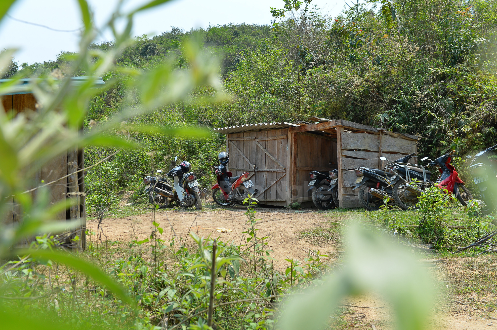 Trên đường xuống chốt, có một số lán trại người dân dựng lên để cất giữ phương tiện xe máy.