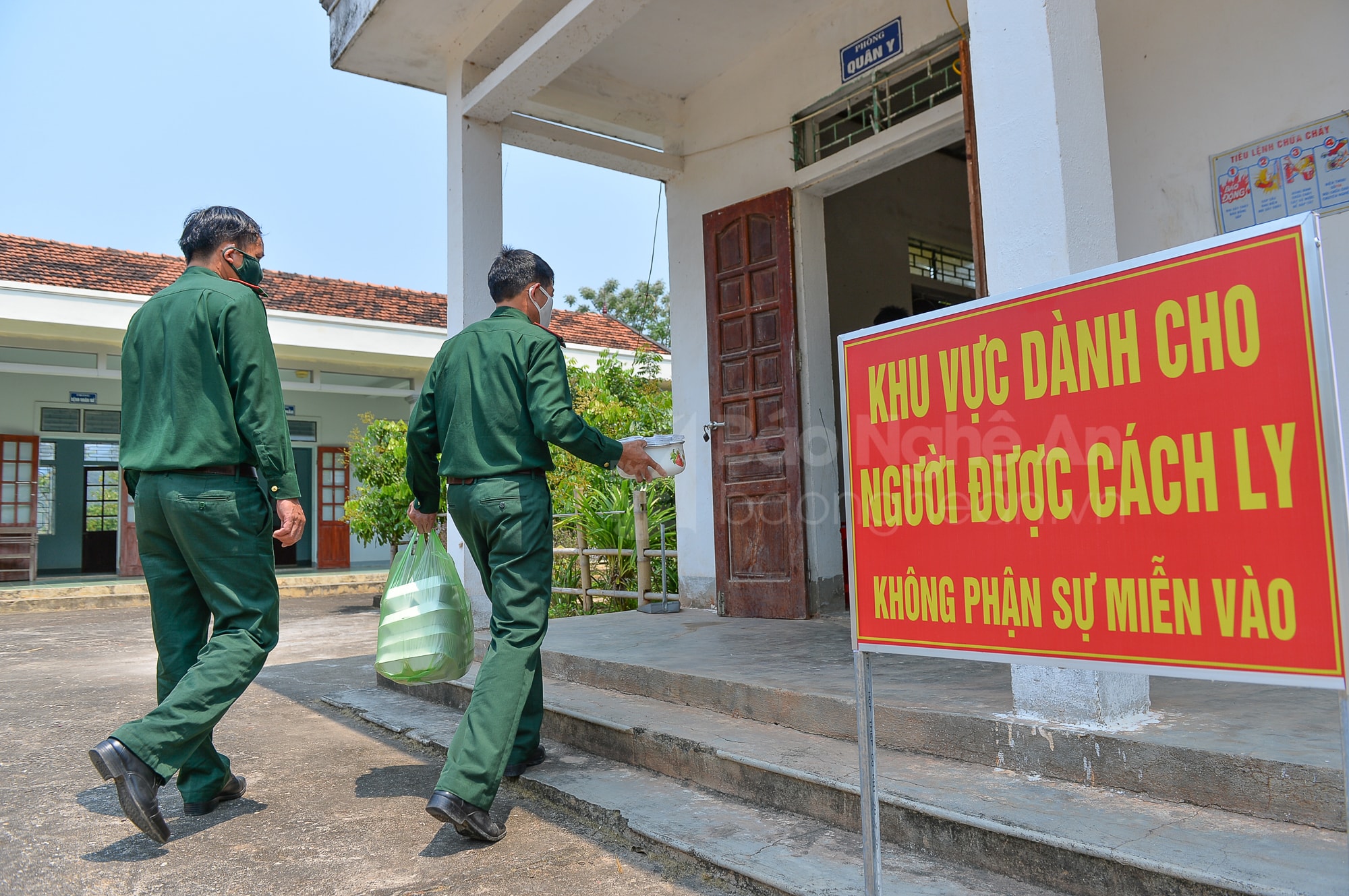 Ở đây, ngoài 3 người này, UBND xã Thông Thụ cũng đang thực hiện cách ly cho một người dân cũng làm ăn bên nước Lào trở về. Hàng ngày, họ được nhân viên y tế của trạm thăm khám sức khỏe, đo thân nhiệt theo quy định. Việc ăn uống cũng được Đồn Biên phòng và chính quyền xã Thông Thụ chăm lo chu đáo.