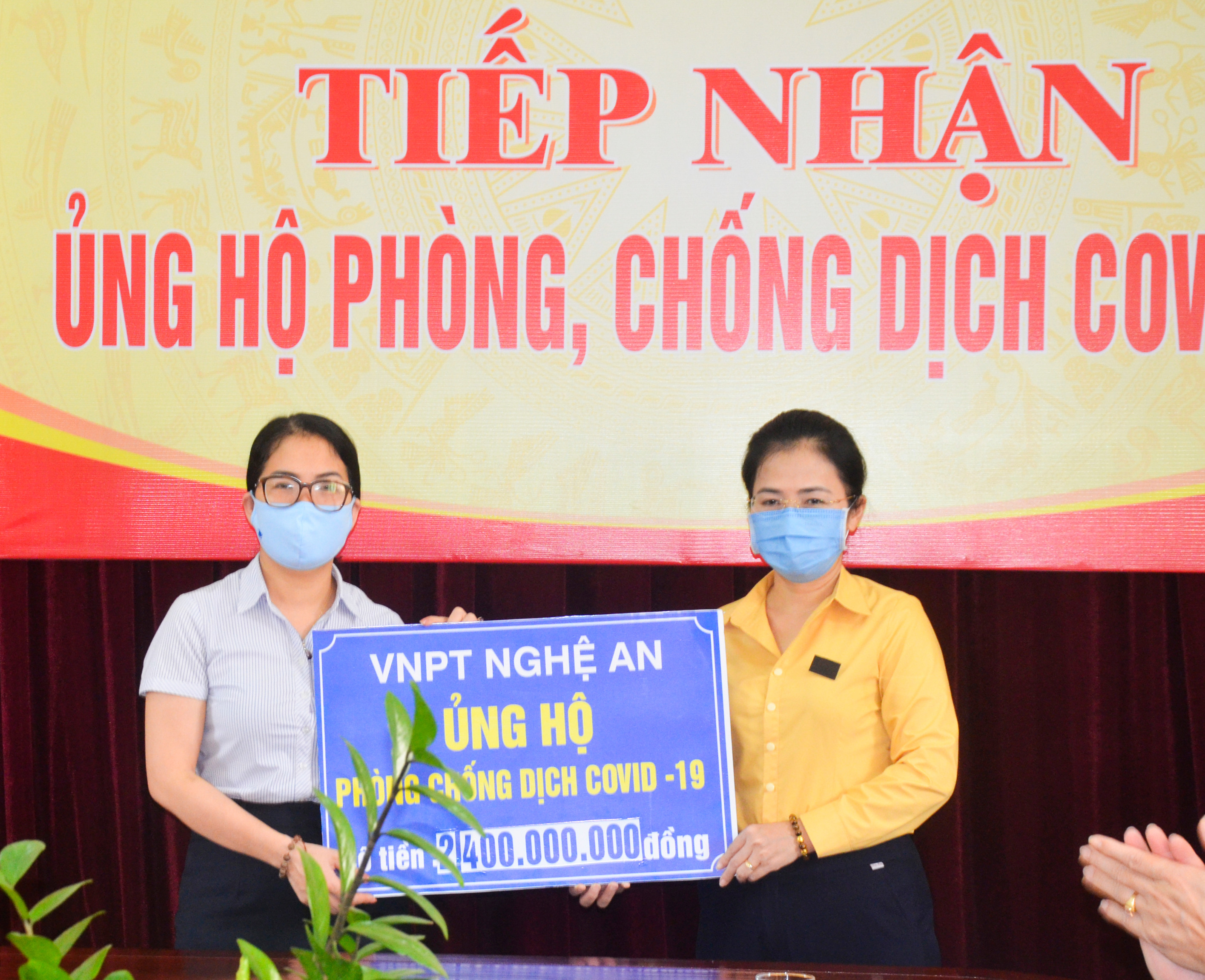 Tiếp nhận ủng hộ VNPT Nghệ An. Ảnh: Thanh Lê