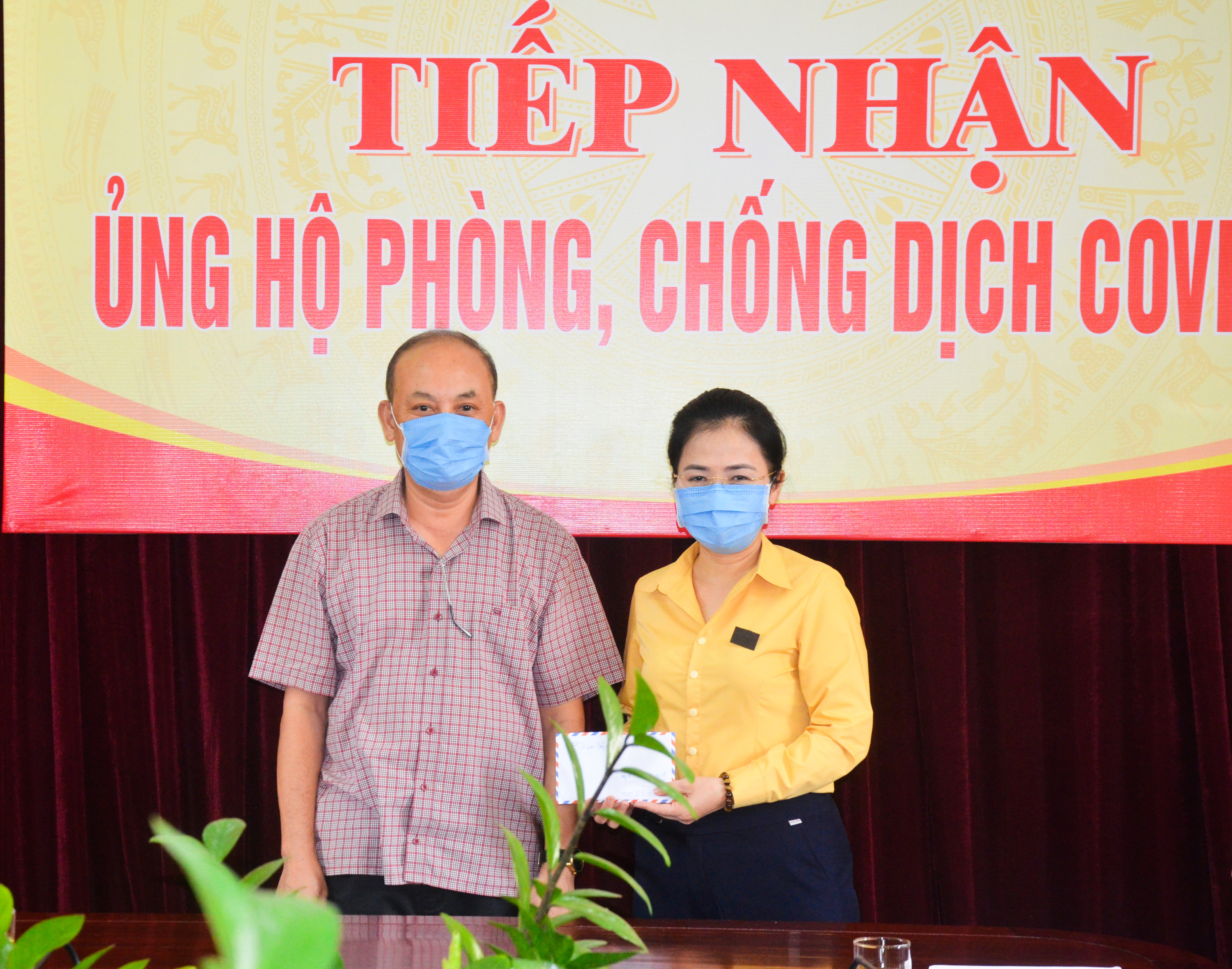 Cơ quan Đảng ủy Khối Doanh nghiệp tỉnh ủng hộ 10 triệu đồng. Ảnh: Thanh Lê